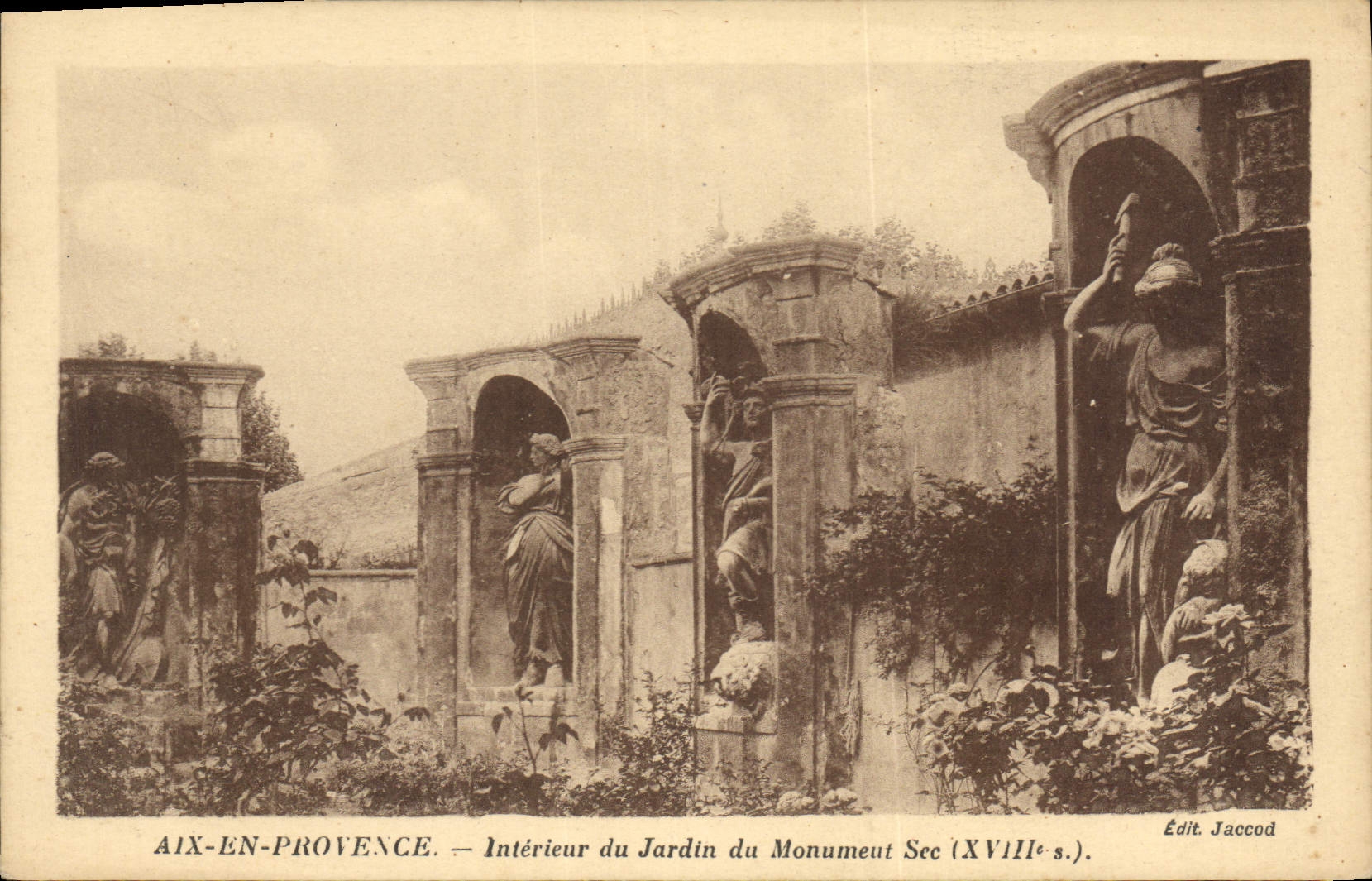 CPA Aix en Provence Interieur du Jardin du Monument sec 