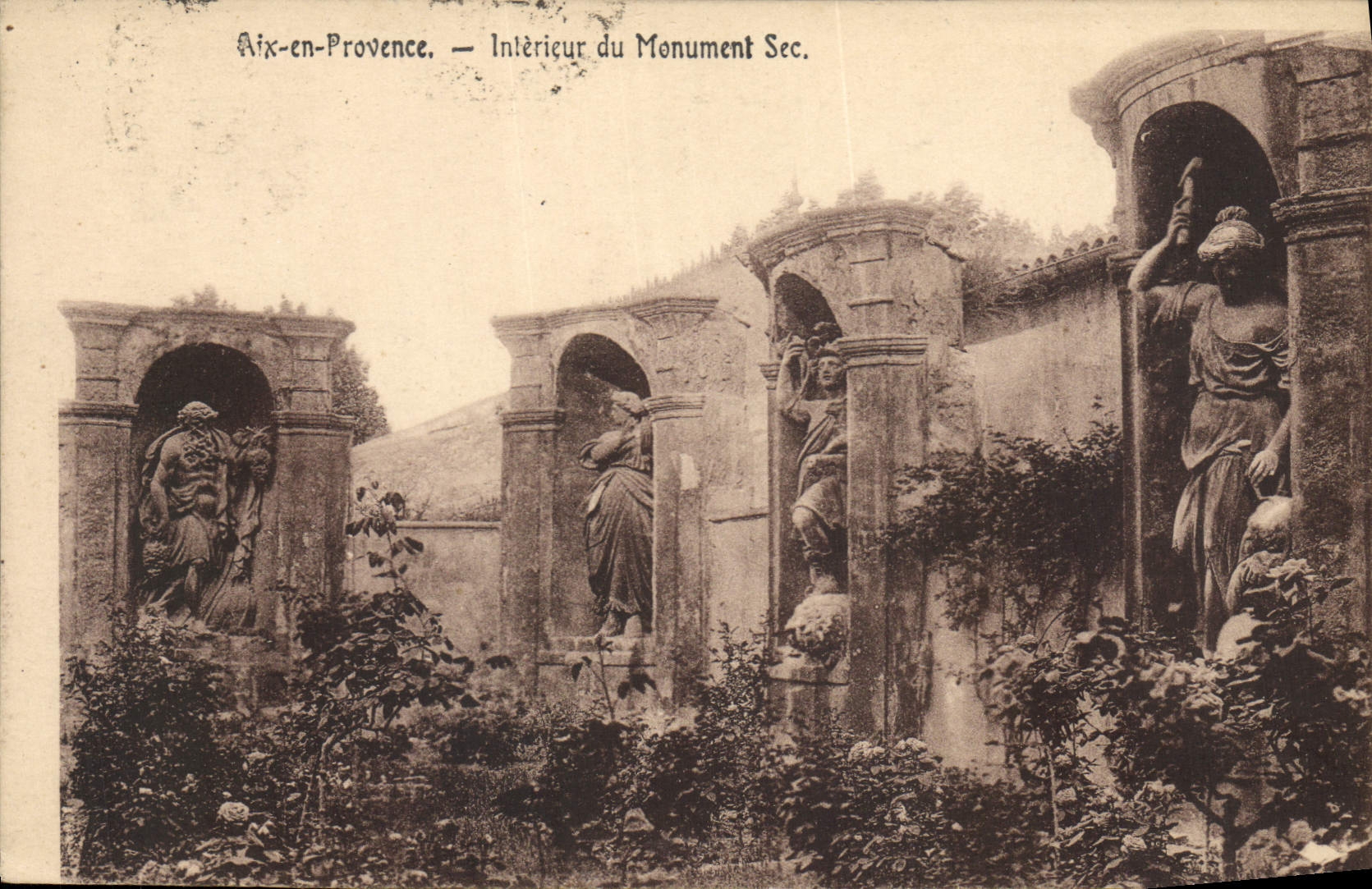CPA Aix en Provence Interieur du Monument Sec 
