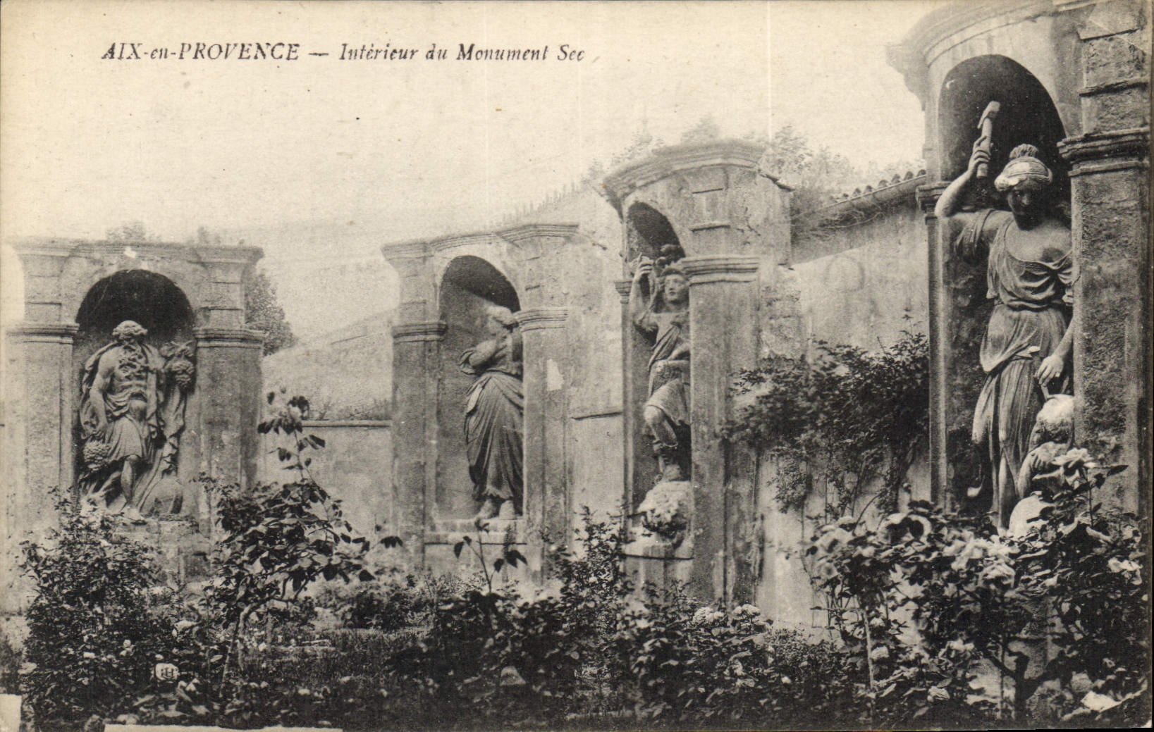 CPA Aix en Provence Interieur du Monument Sec 