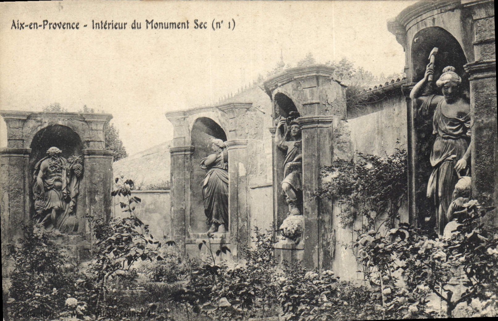 CPA Aix en Provence Interieur du Monument Sec 