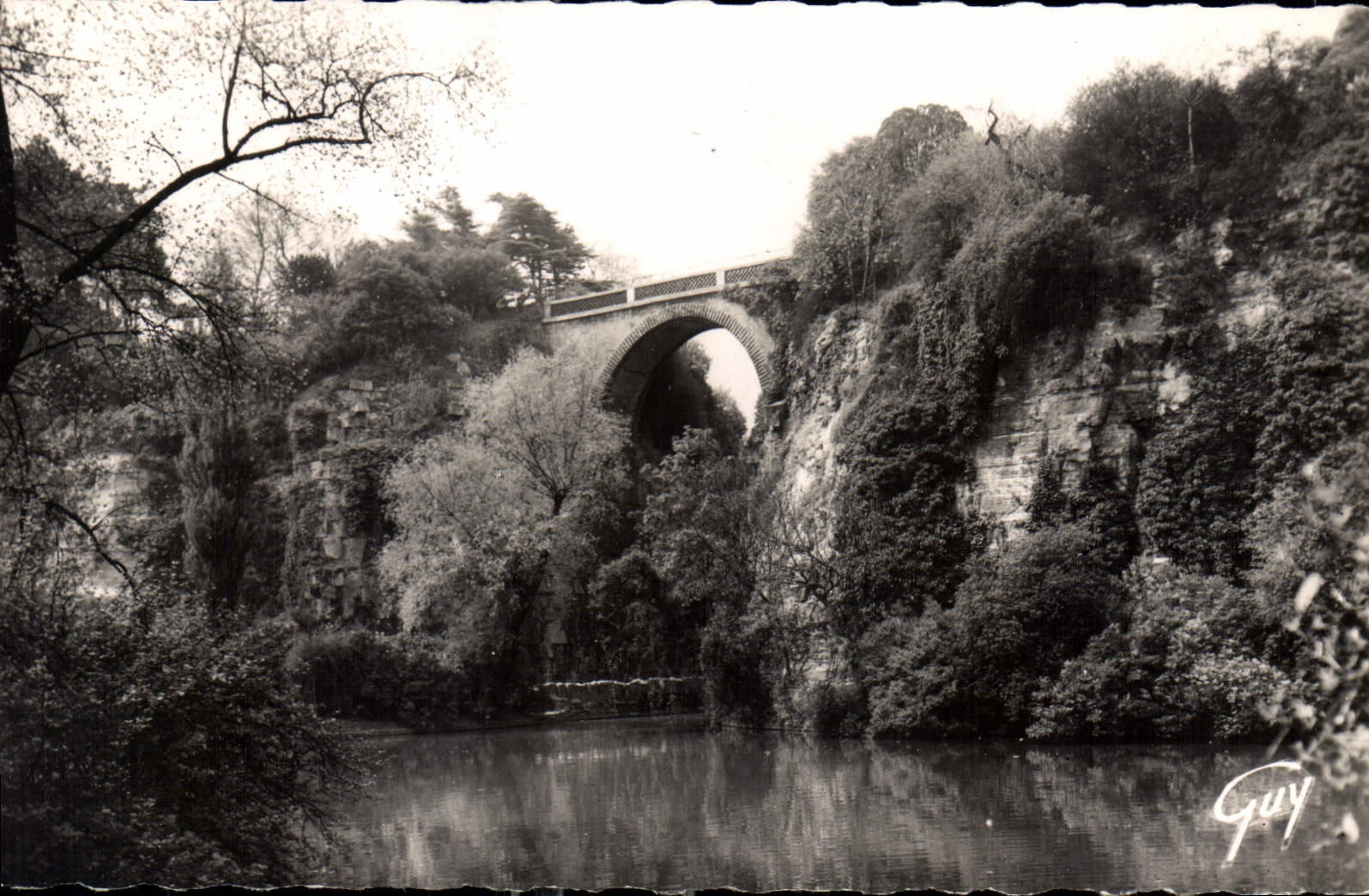 CPA Paris Le parc des Buttes Chaumont Le Lac et le Pont des Suicides 