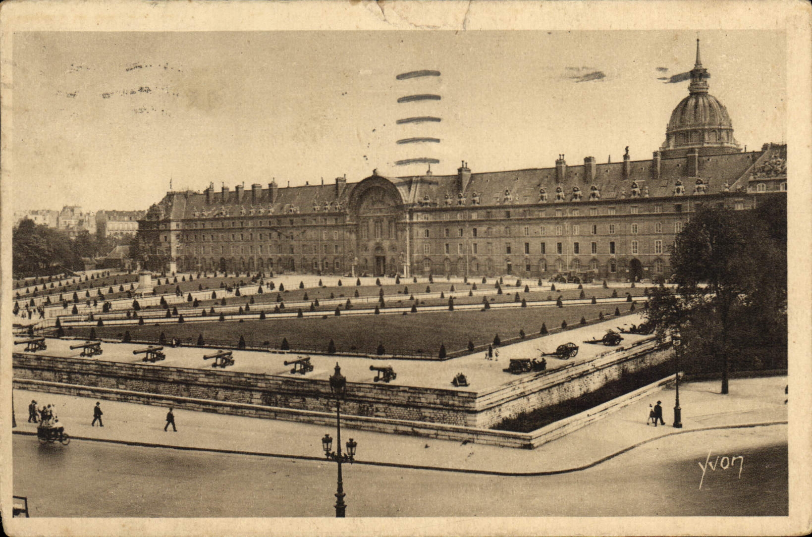 CPA Paris L'Hotel des Invalides vu de l'Esplanade 