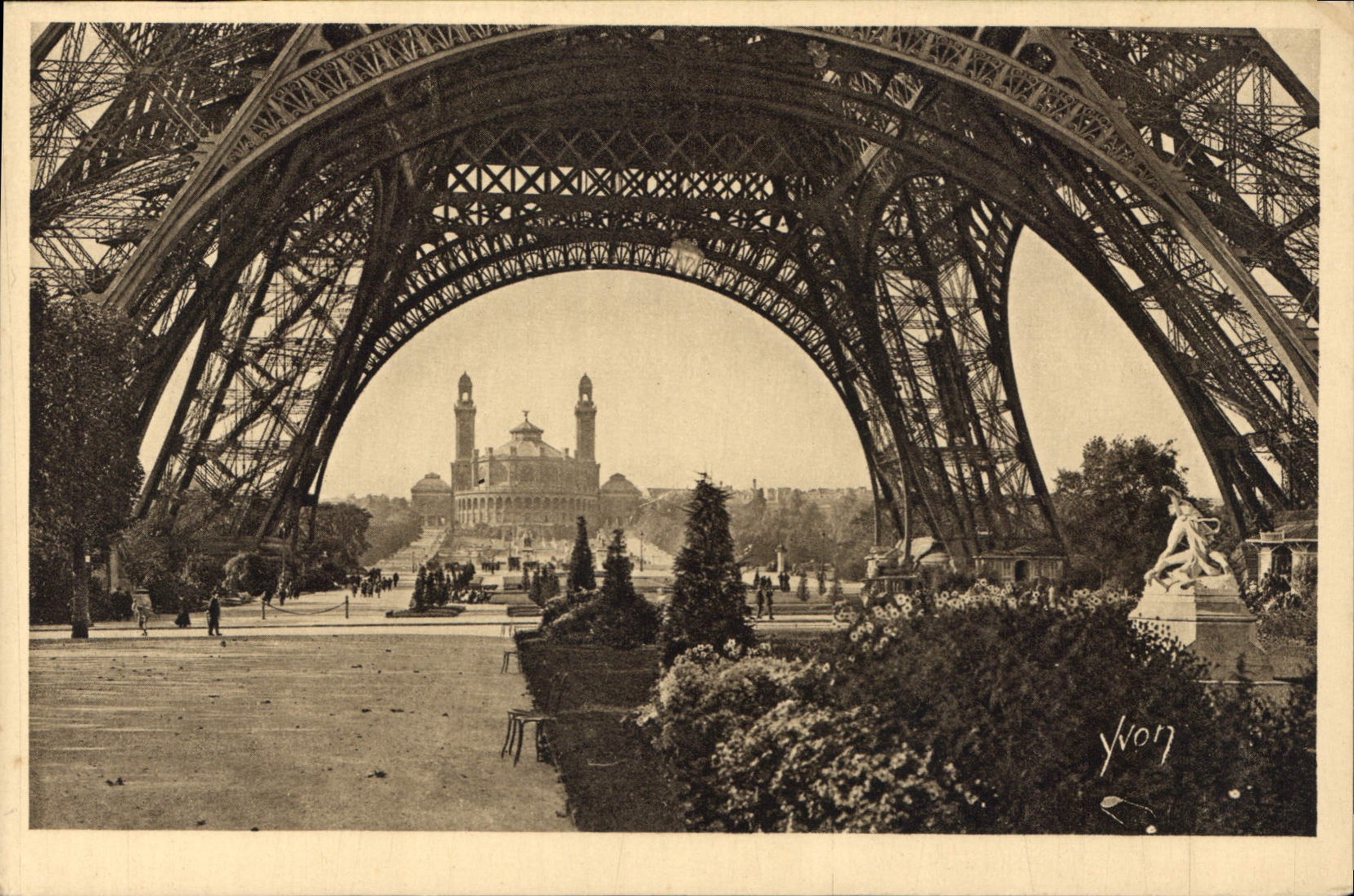 CPA Paris Sous la Tour Eiffel Dans le fond le Trocadero 