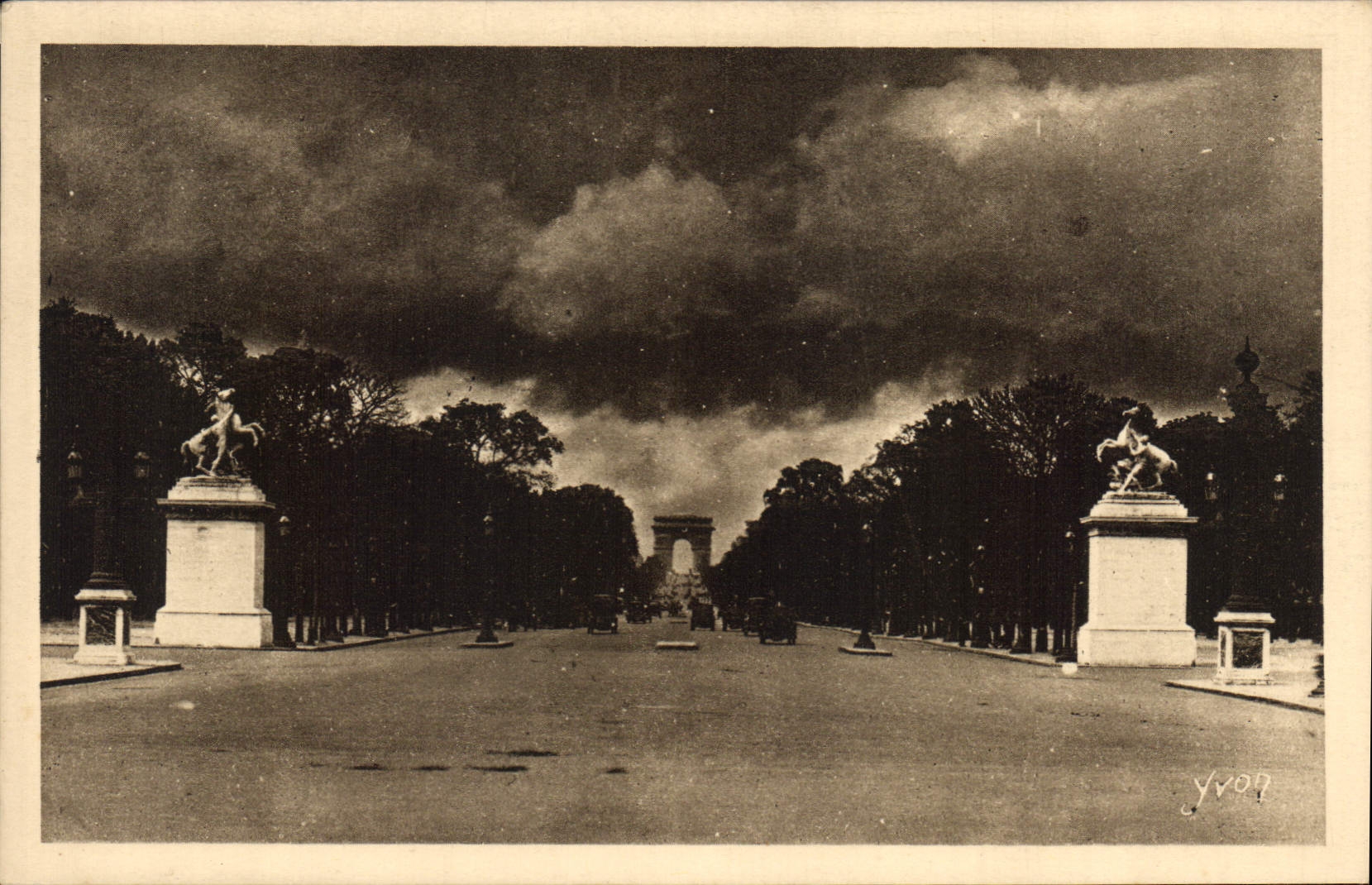 CPA Paris L'Avenue des Champs Elysees