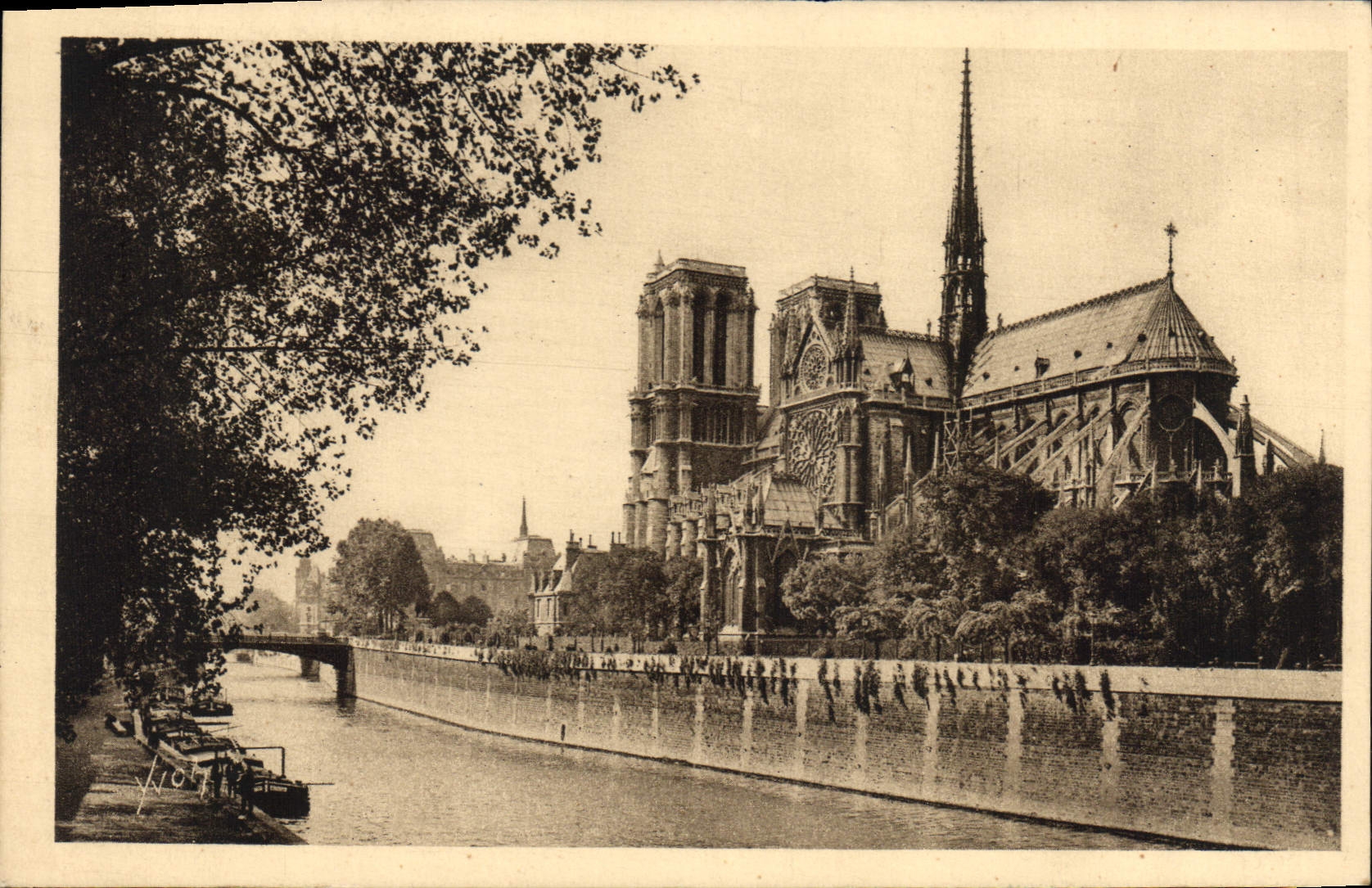 CPA Paris Notre Dame et le Dquare de l'Archeveche 