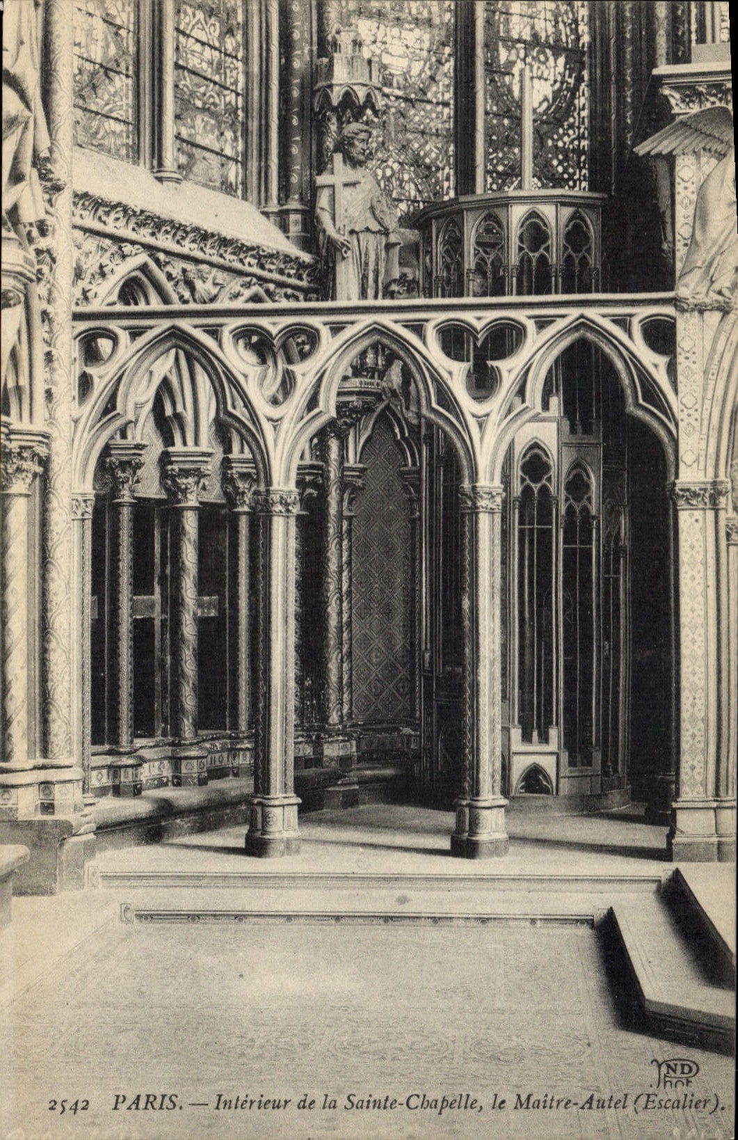 CPA Paris Interieur de la Sainte Chapelle le Maitre Autel Escalier