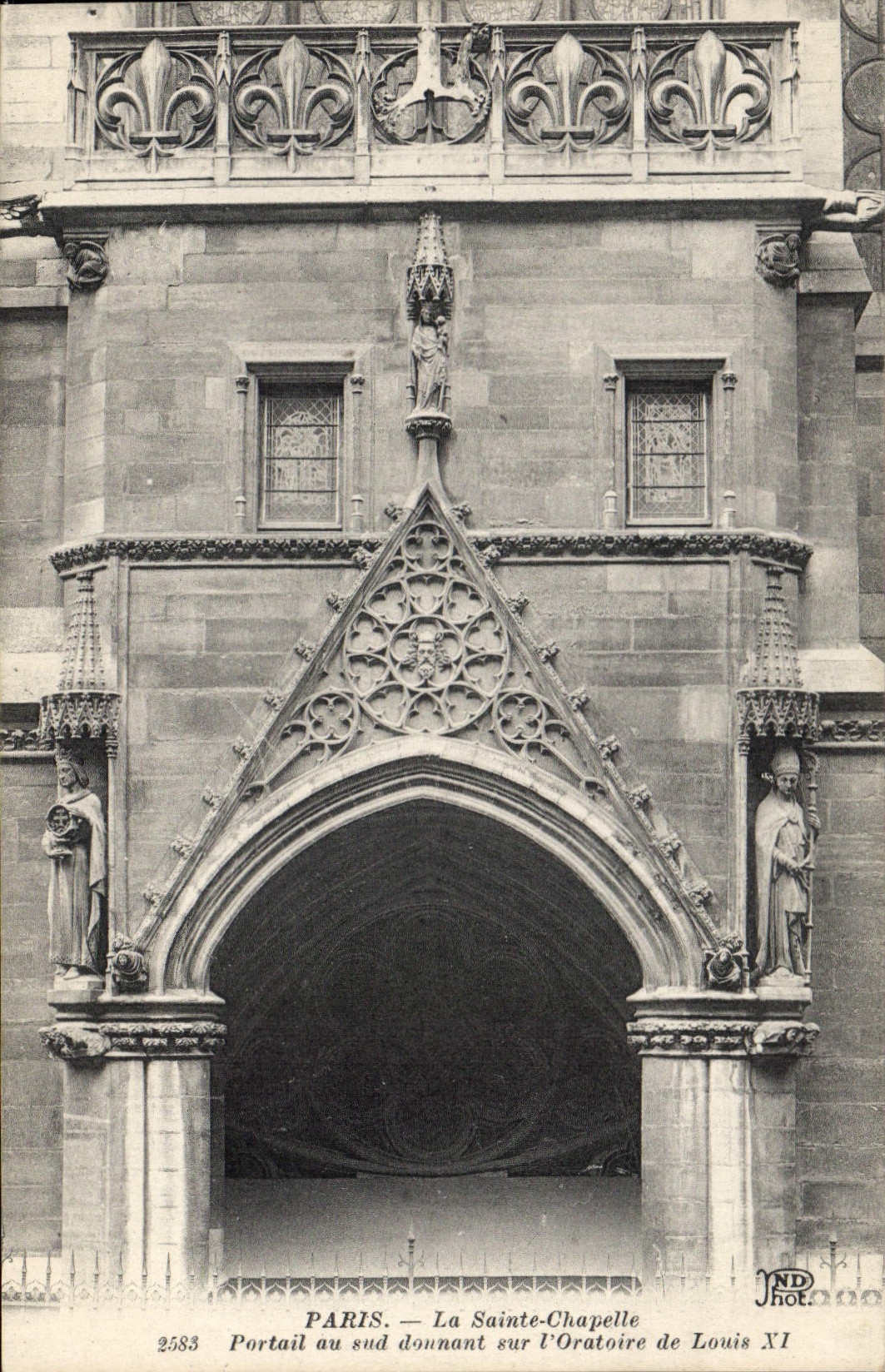 CPA Paris La Sainte Chapelle Portail au and donnant sur l'Oratoire de Louis XI