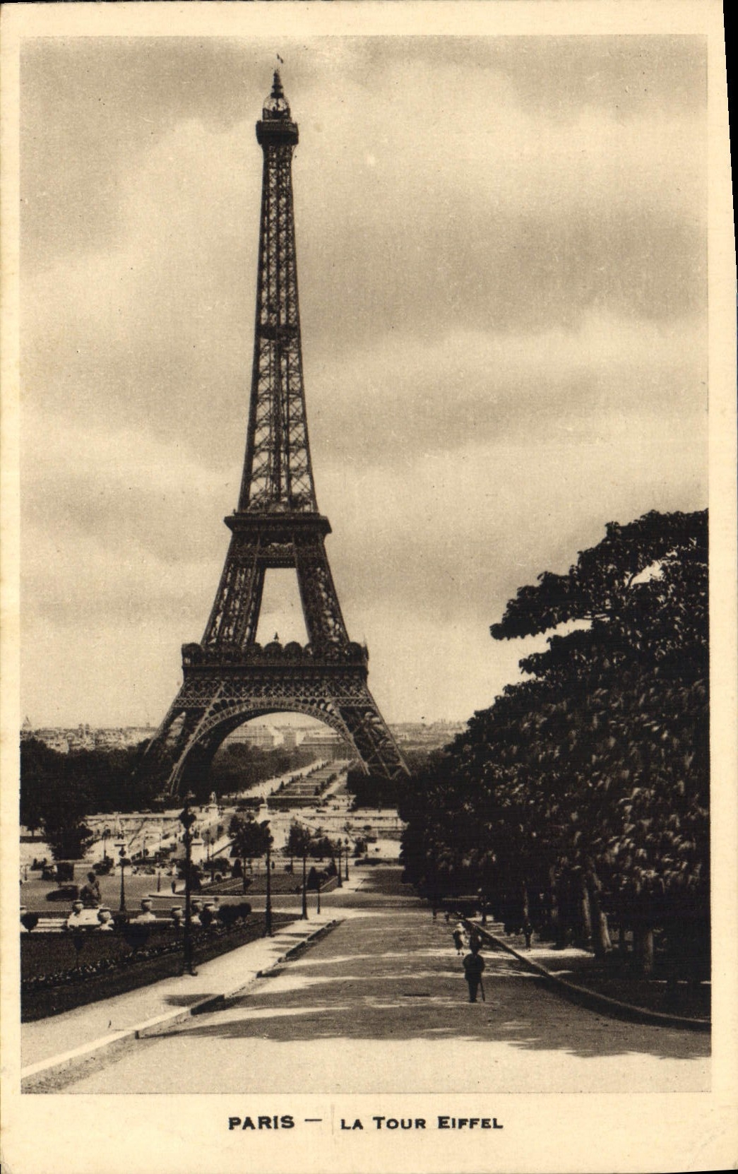 CPA Paris la Tour Eiffel 