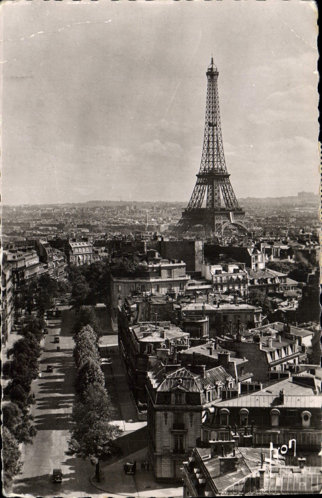 CPA Paris en Flanant la Tour Eiffel 