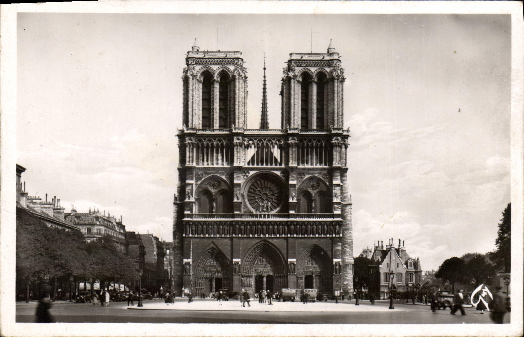 CPA Paris et ses Merveilles Parvis de Notre Dame