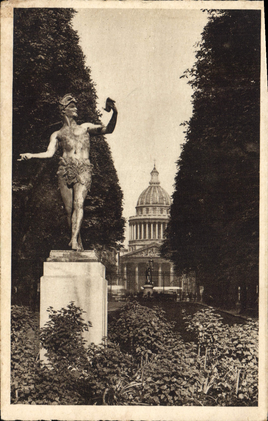 CPA Paris jardin du Luxemnbourg au Fond le Pantheon