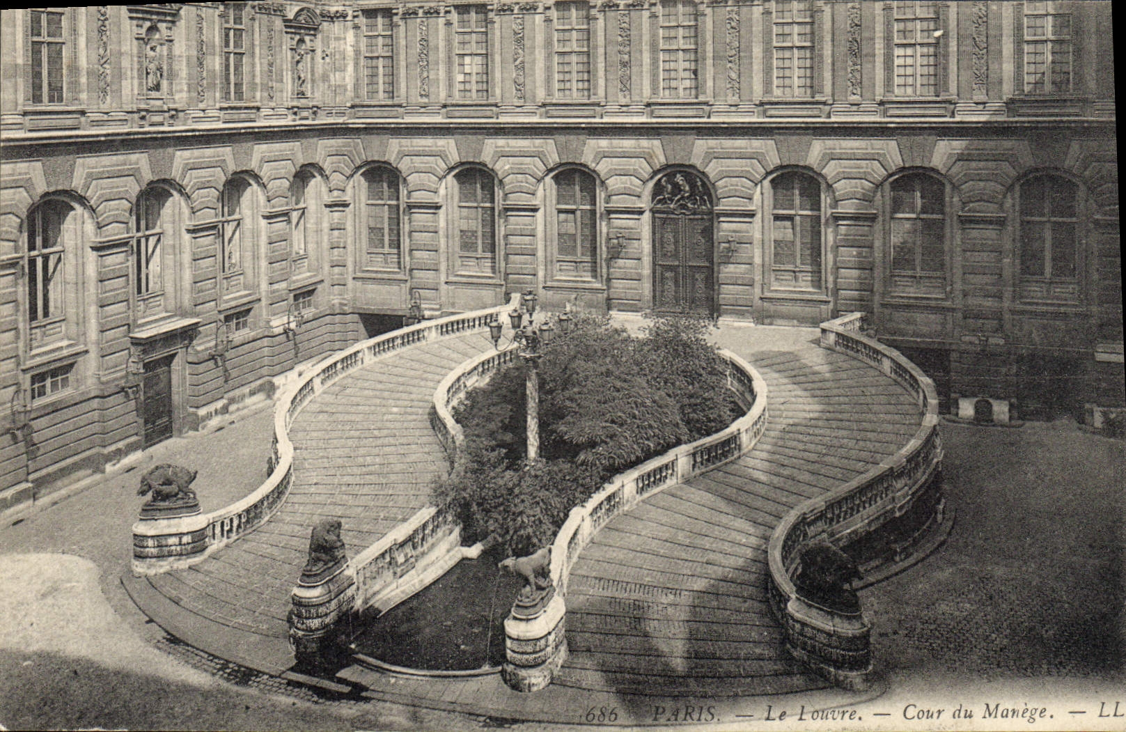 CPA Paris le Louvre Cour du Manege 