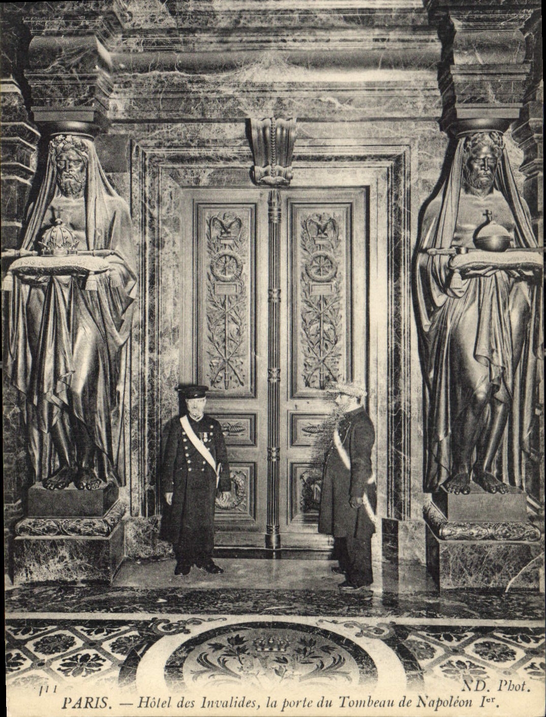 CPA Paris Hotel des Invalides la Porte du Tombeau de Napoleon Ier