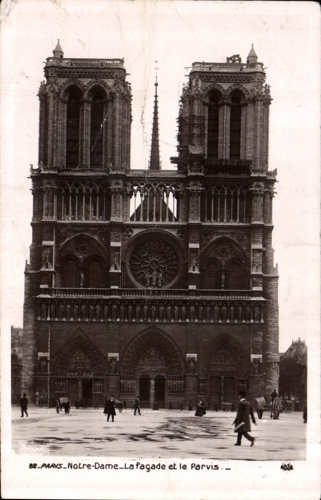 CPA Paris Notre Dame la Facade et le Parvis 