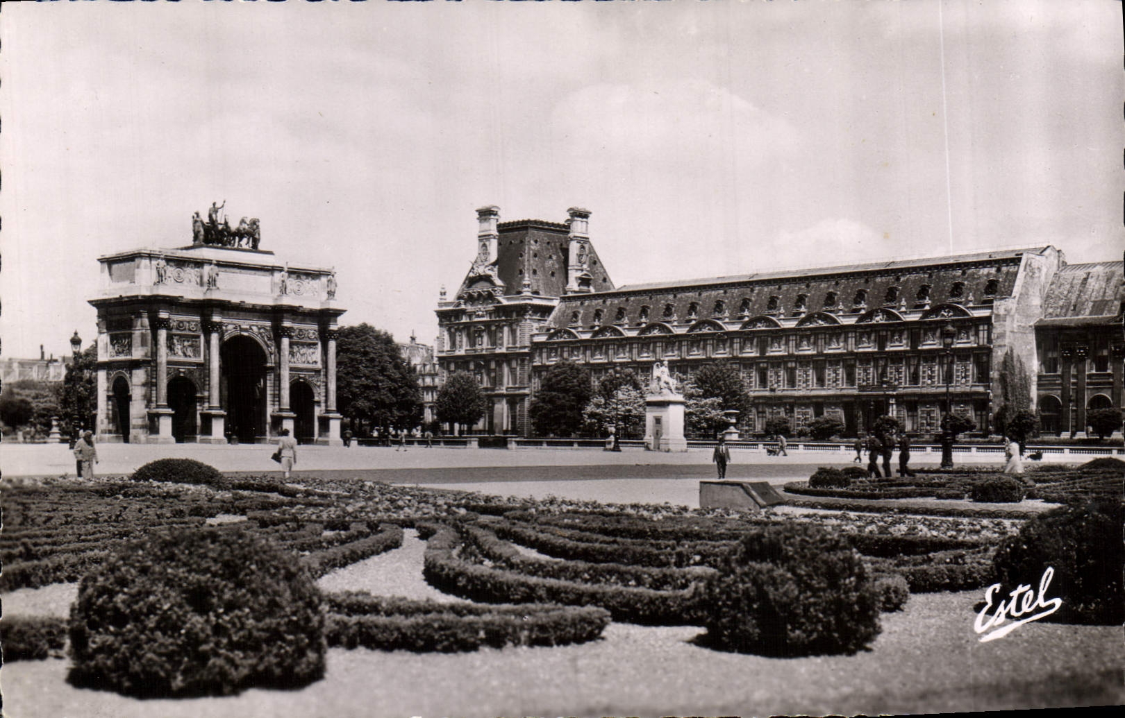 CPA Paris le Jardin des Tuileries et l'Arc de Triomphe du Carrousel