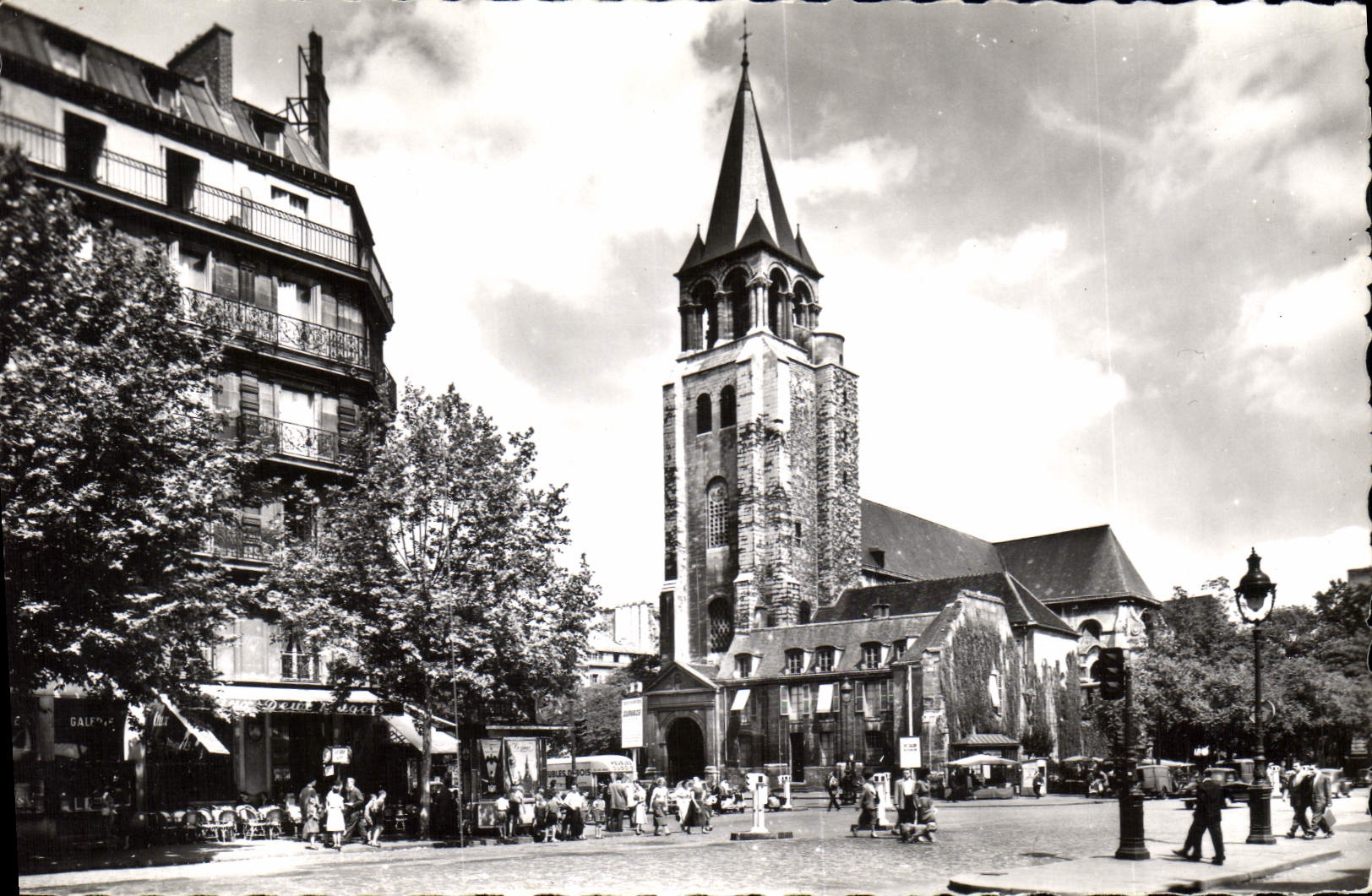 CPA Paris Place Saint Germain des Pres et l'Eglise
