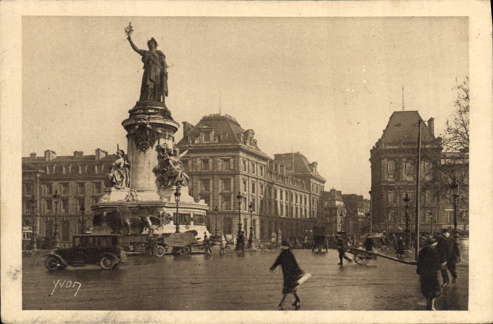 CPA Paris en flanant Place de la Republique