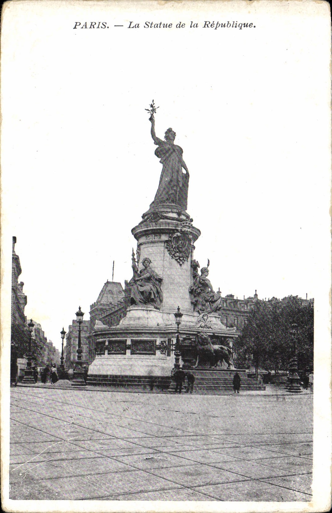 CPA Paris la statue de la Republique 