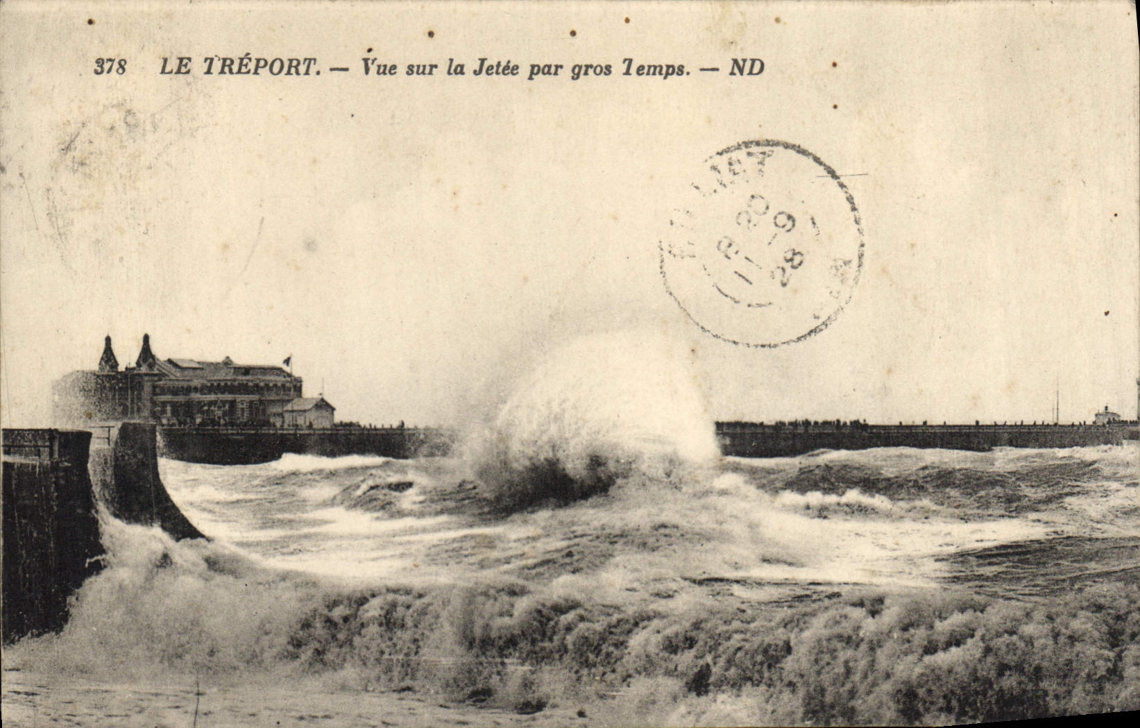 CPA Le Treport vue Sur la jetee par gros Temps