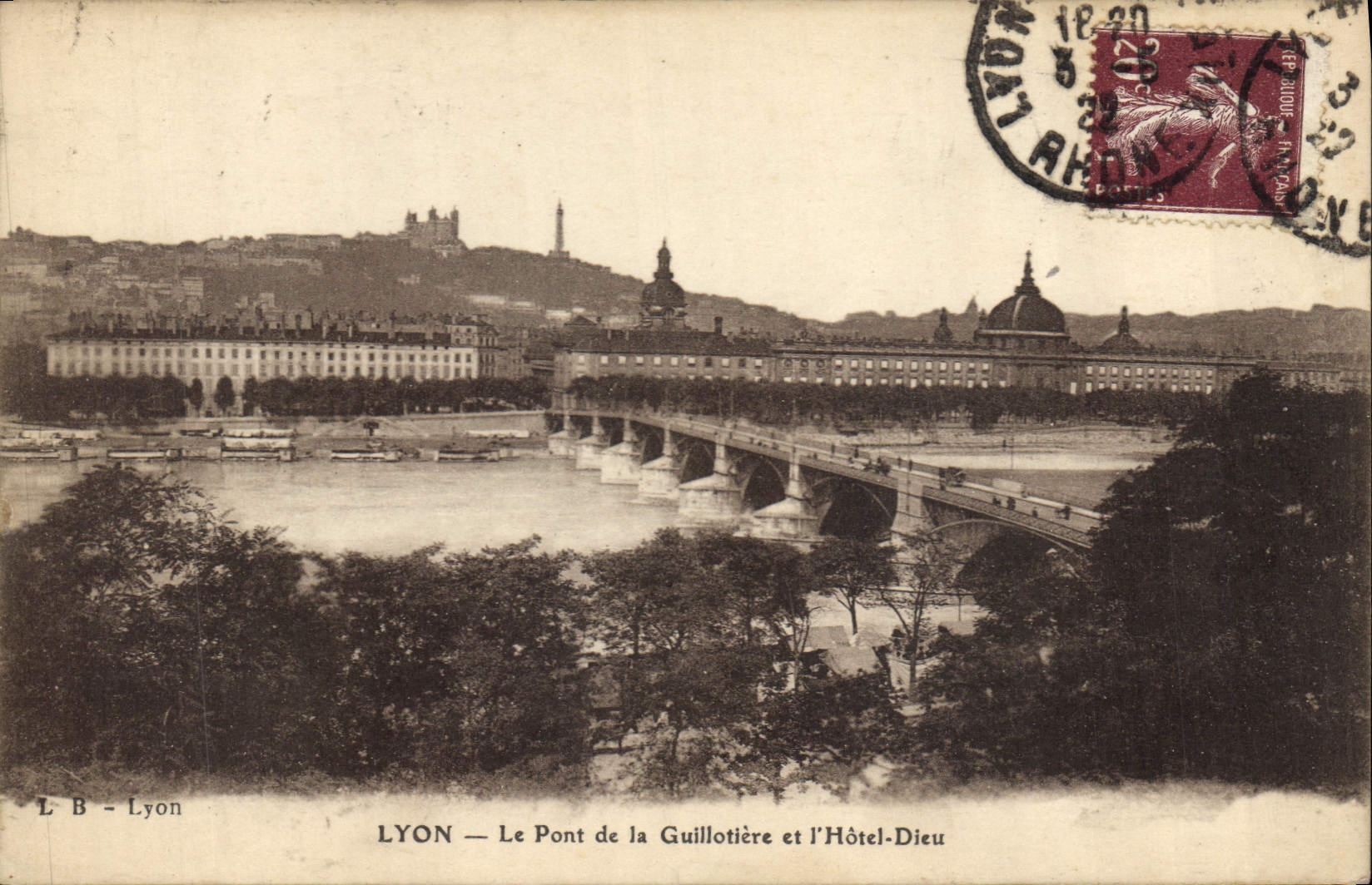 CPA Lyon le pont de la Guillotiere et l'Hotel Dieu