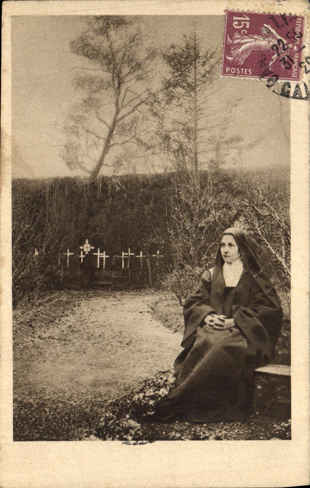 CPA Ste Therese de l'Enfant Jesus assise dans le jardin du Carmel