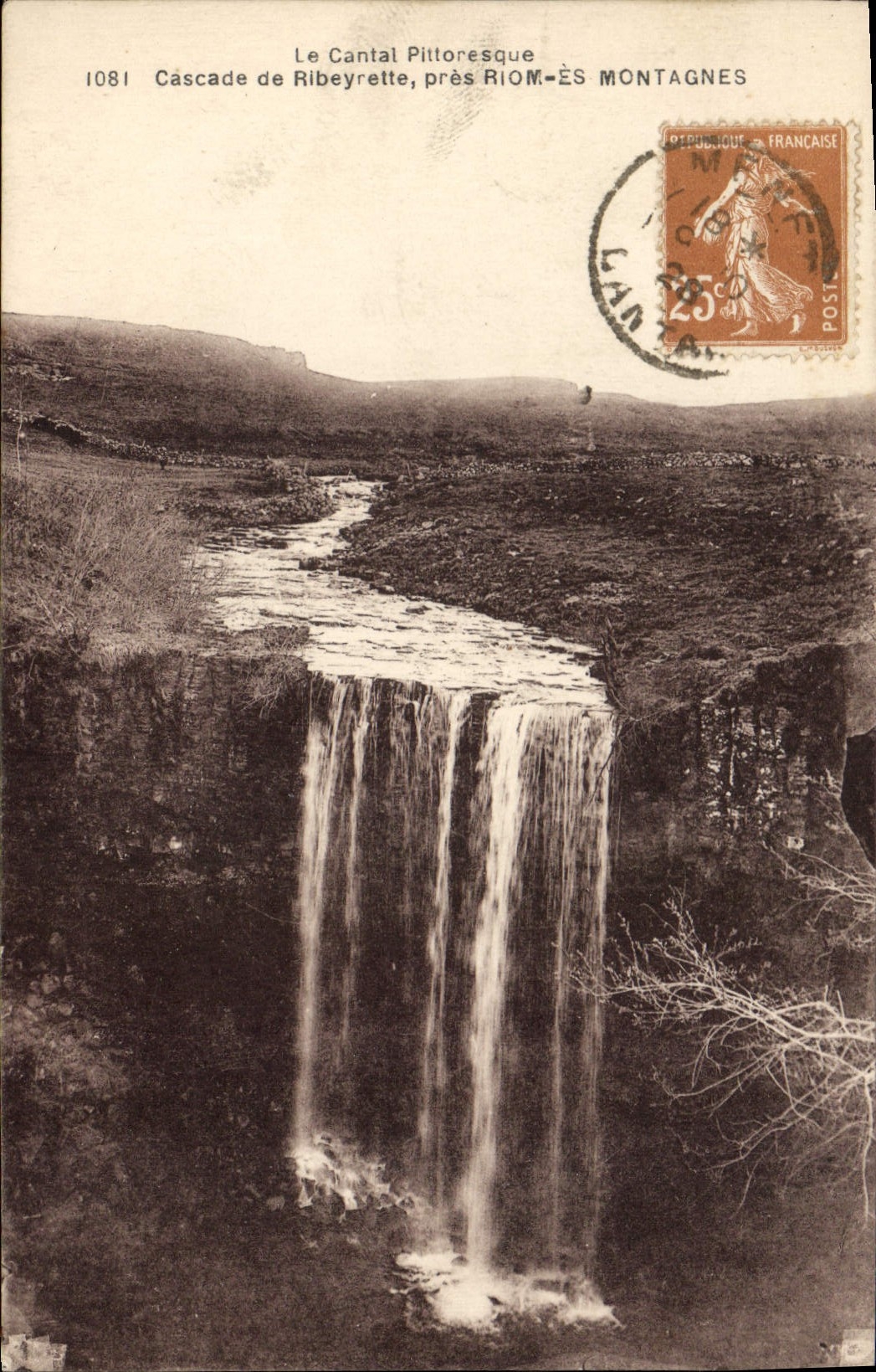 CPA La Cantal Pittoresque Cascade de Ribeyrette pres Riom les Montagnes