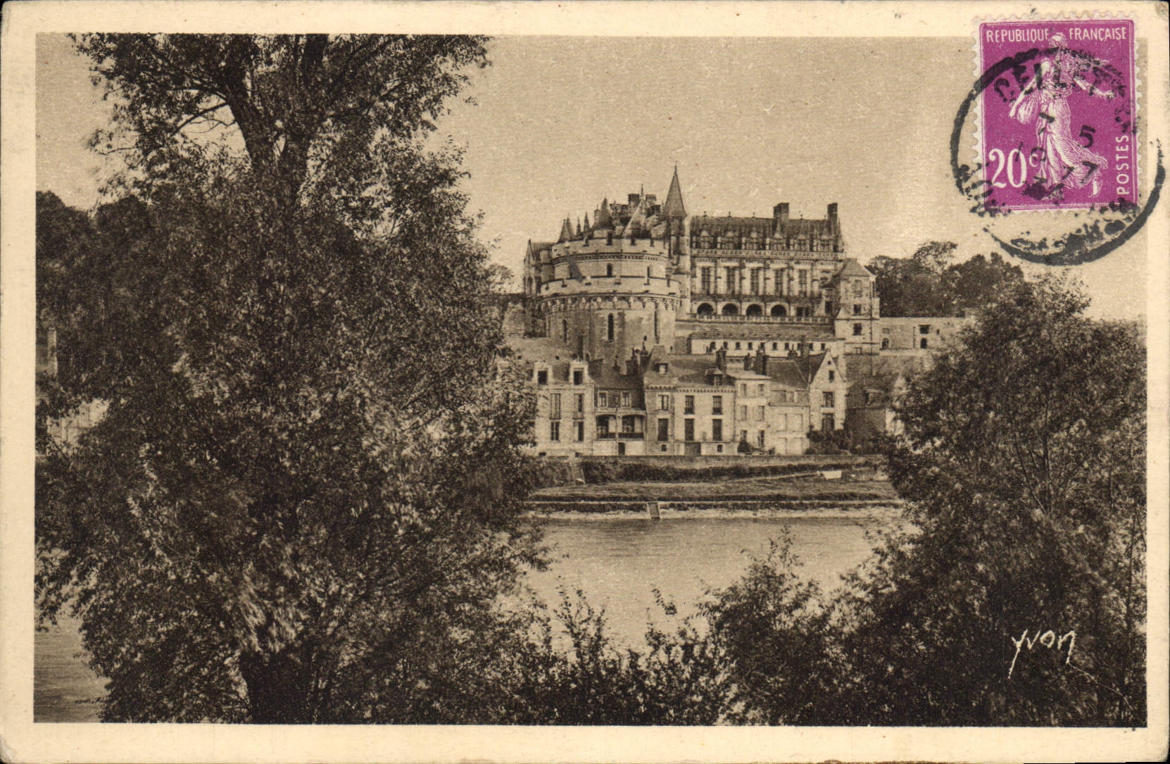 CPA La Douche France Chateaux de la Loire Le Chateau d'Amboise vu des bords de la Loire