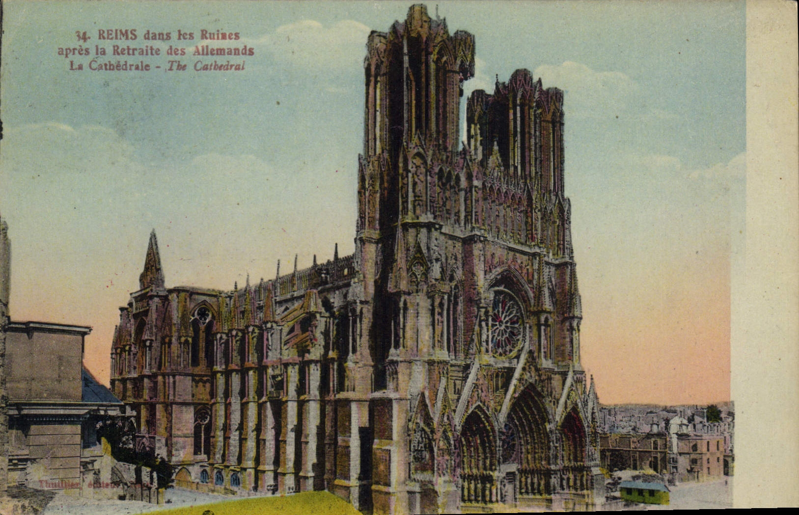 CPA Reims dans les Ruines apres la Retraite des Allemands La Cathedrale