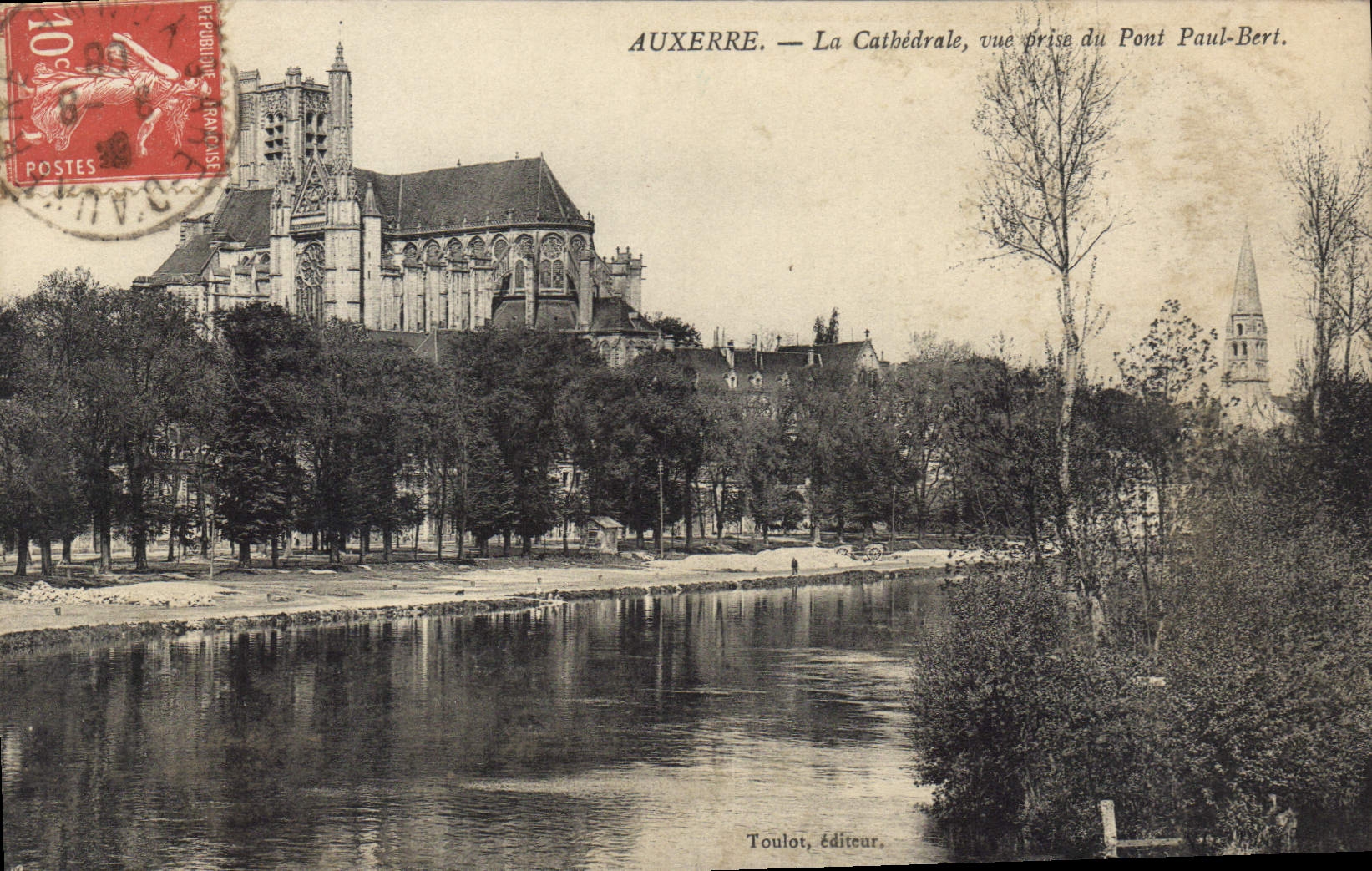 CPA Auxerre La Cathedrale vue prise du Pont Paul Bert 