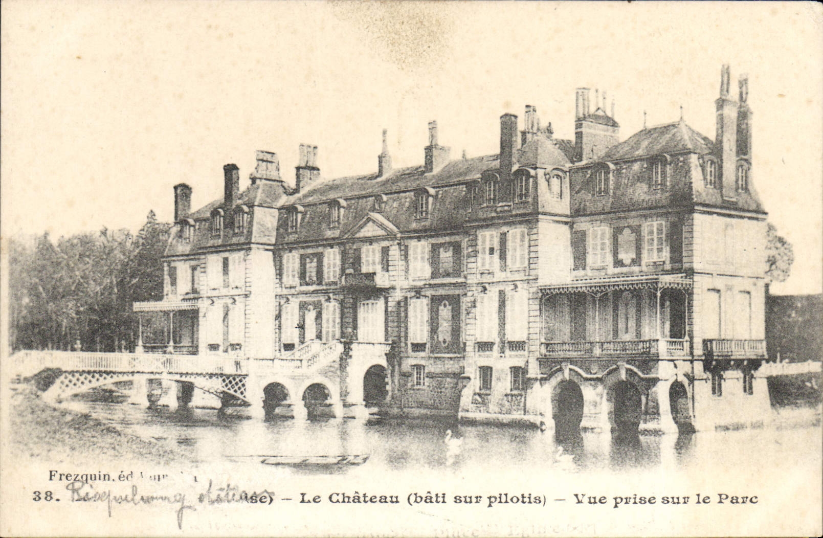 CPA Le Chateau bati sur pilotis Vue prise sur le Parc