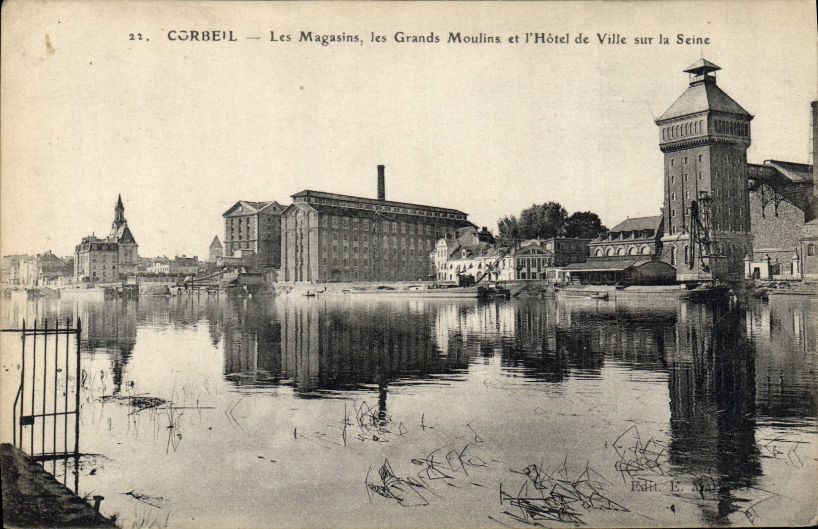 CPA Corbeil Les Magasins les Grands Moulins et l'Hotel de ville sur la Seine
