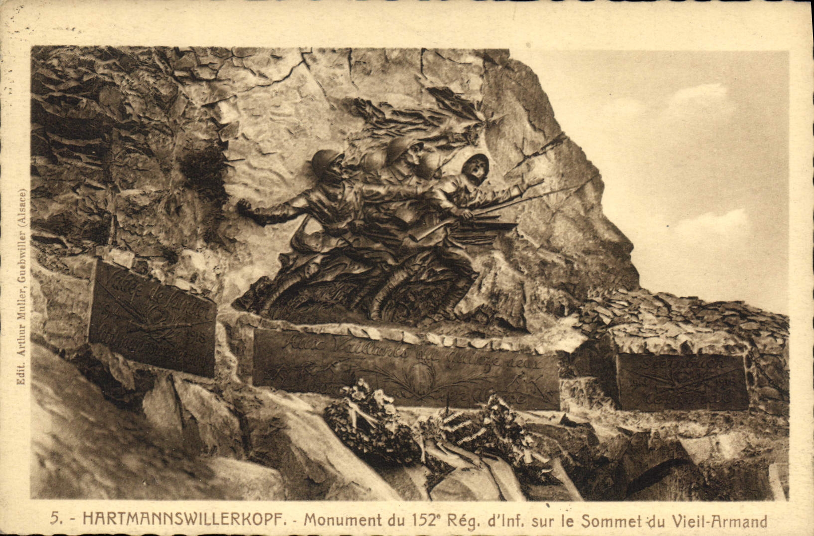 CPA Hartmannswillerkopf Monument du 152 Reg d'Inf sur le Sommet du Vieil Armand