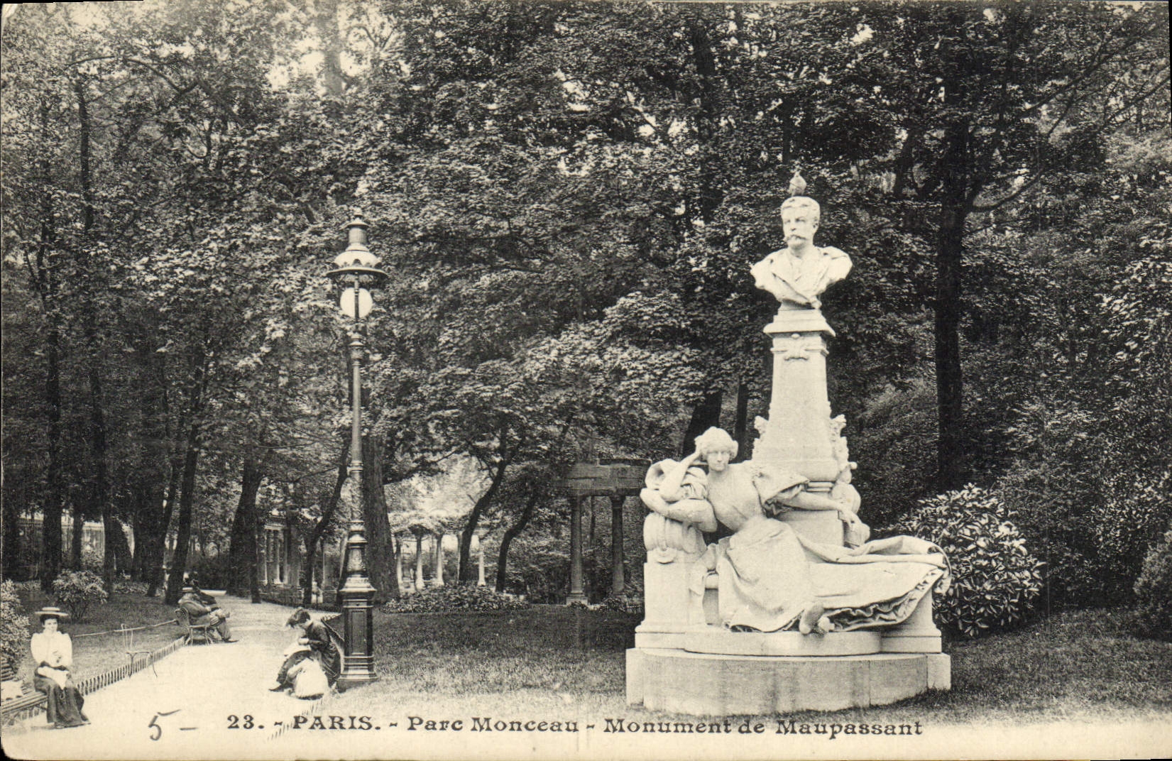 CPA Paris Parc Monceau Monument de Maupassant 