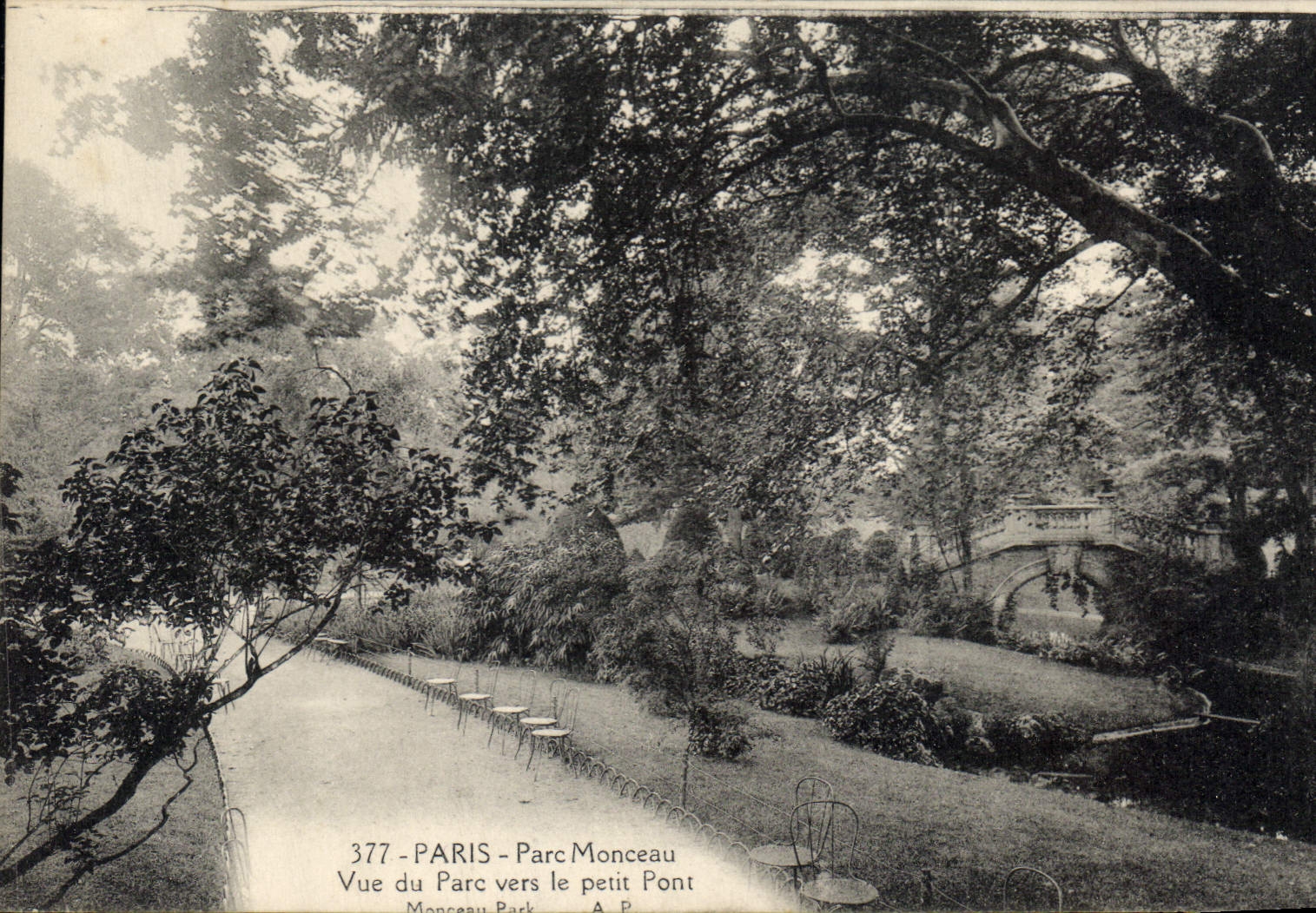 CPA Paris Parc Monceau vue du Parc Vers le Petit Pont 