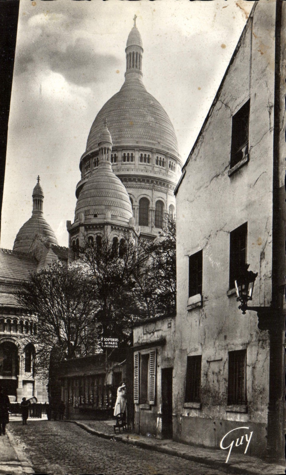 CPA Paris et ses Merveilles le Sacre Coeur de Montmartre et la rue du Chevalier de la Barre