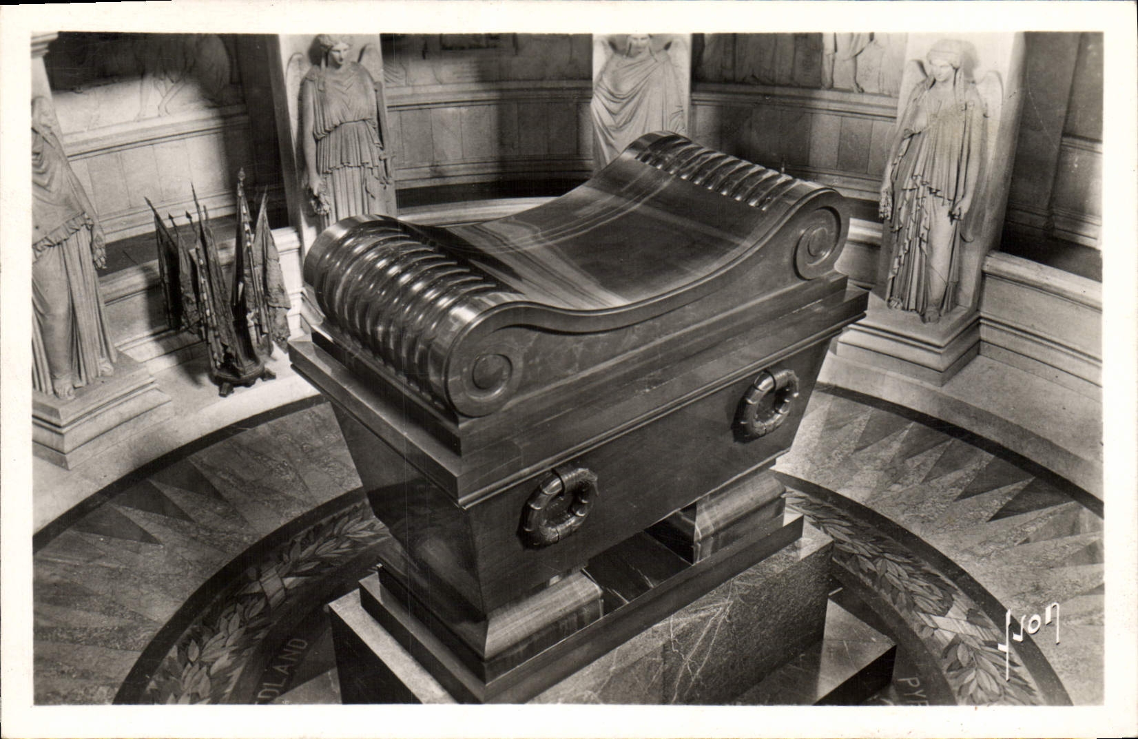 CPA Paris en Flanant Sarcophage de l'Empereur Napoleon Ier aux Invalides