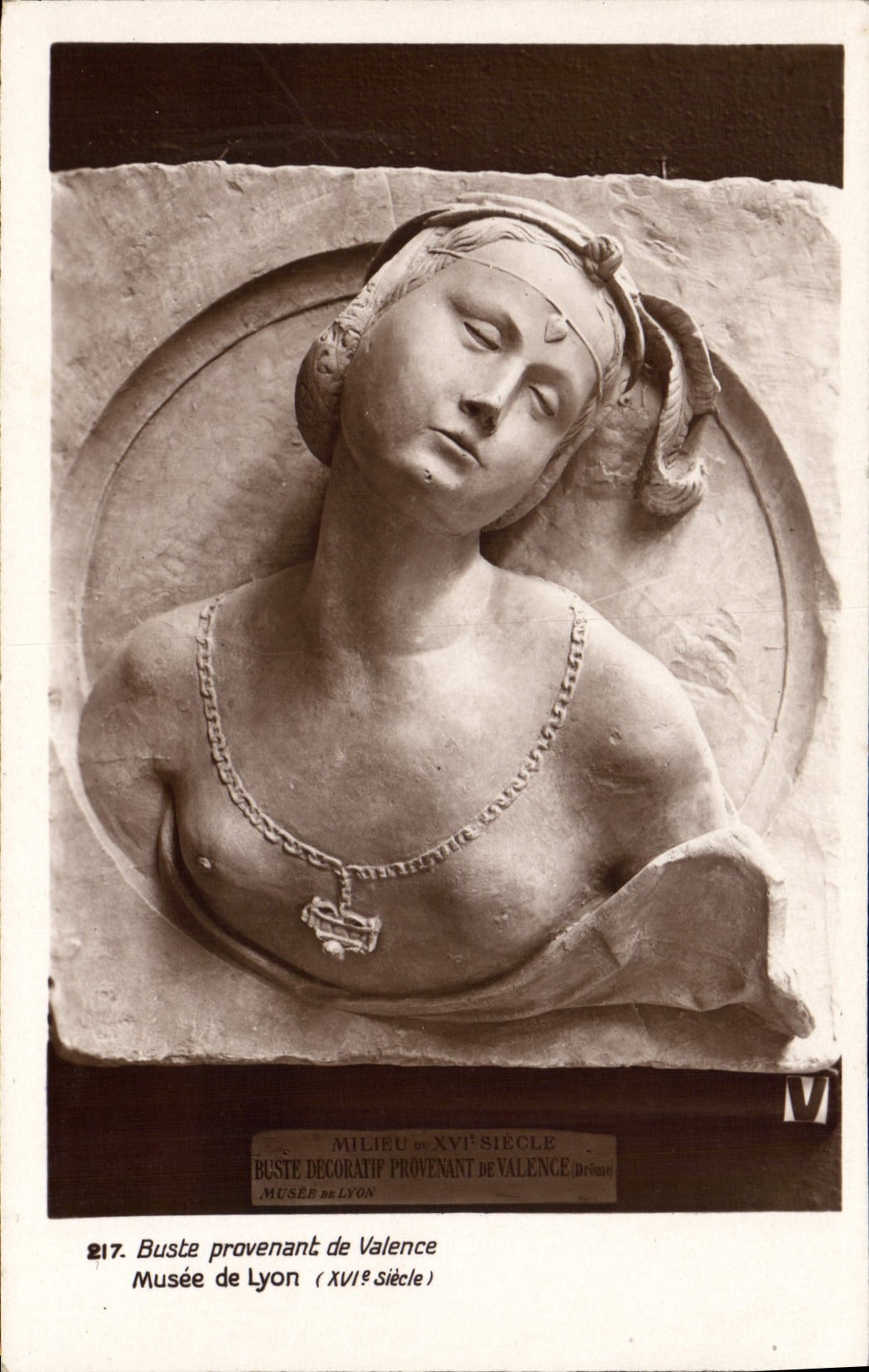 CPA Buste provenant de Valence Musee de Lyon XVI siecle