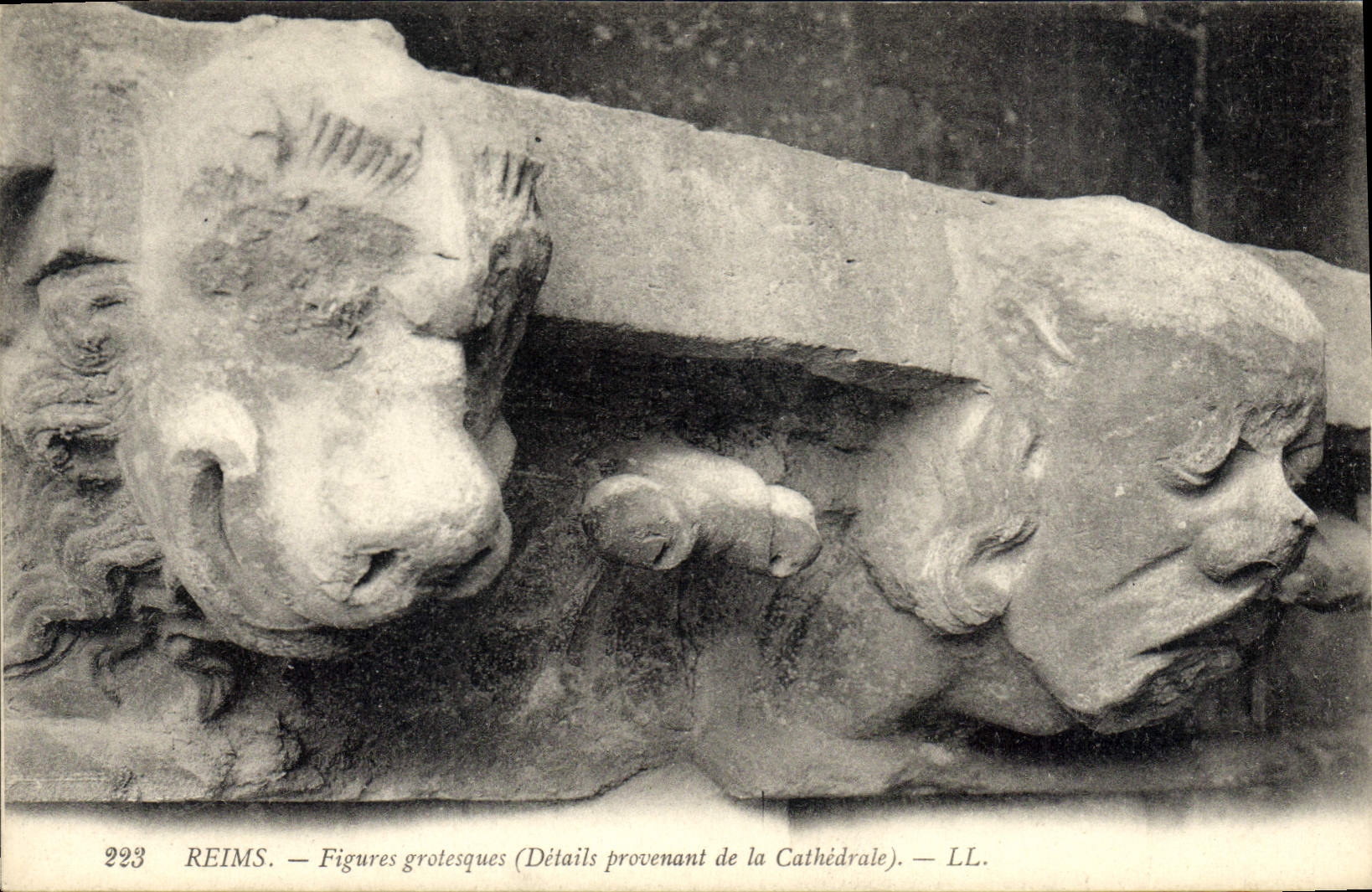 CPA Reims Figures grotesque details provenant de la Cathedrale