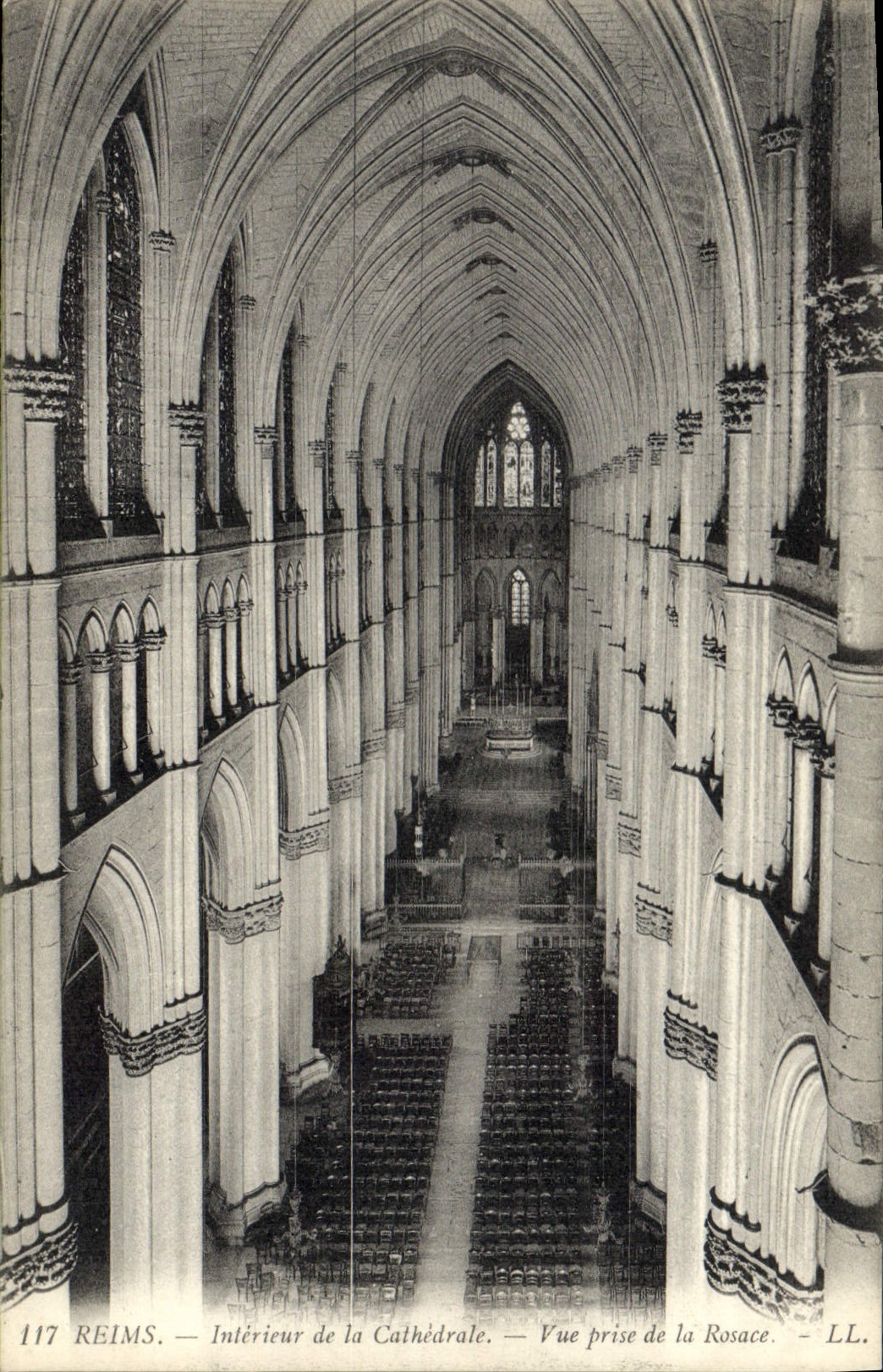 CPA Reims Interieur de la Cathedrale vue prise de la Rosace