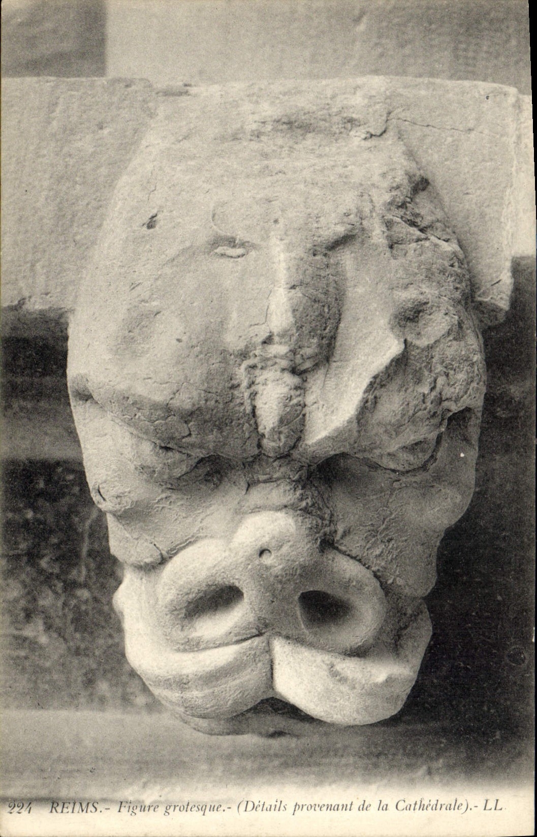 CPA Reims Figure grotesque details provenant de la Cathedrale