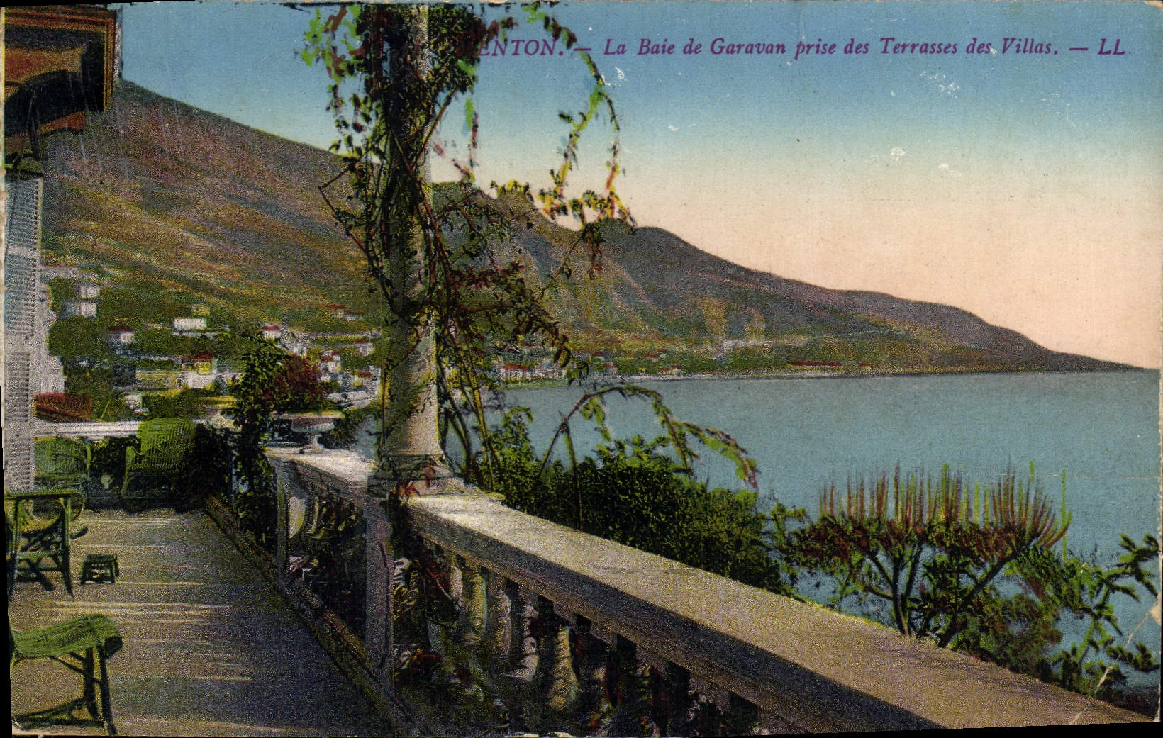 CPA Menton nLa Baie de Garavan prise des Terrasses des Villas