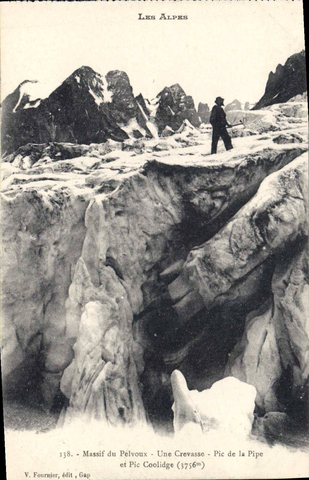 CPA Les Alpes Massif du Pelvoux Une Crevasse Pic de la Pipe et Pic Coolidge