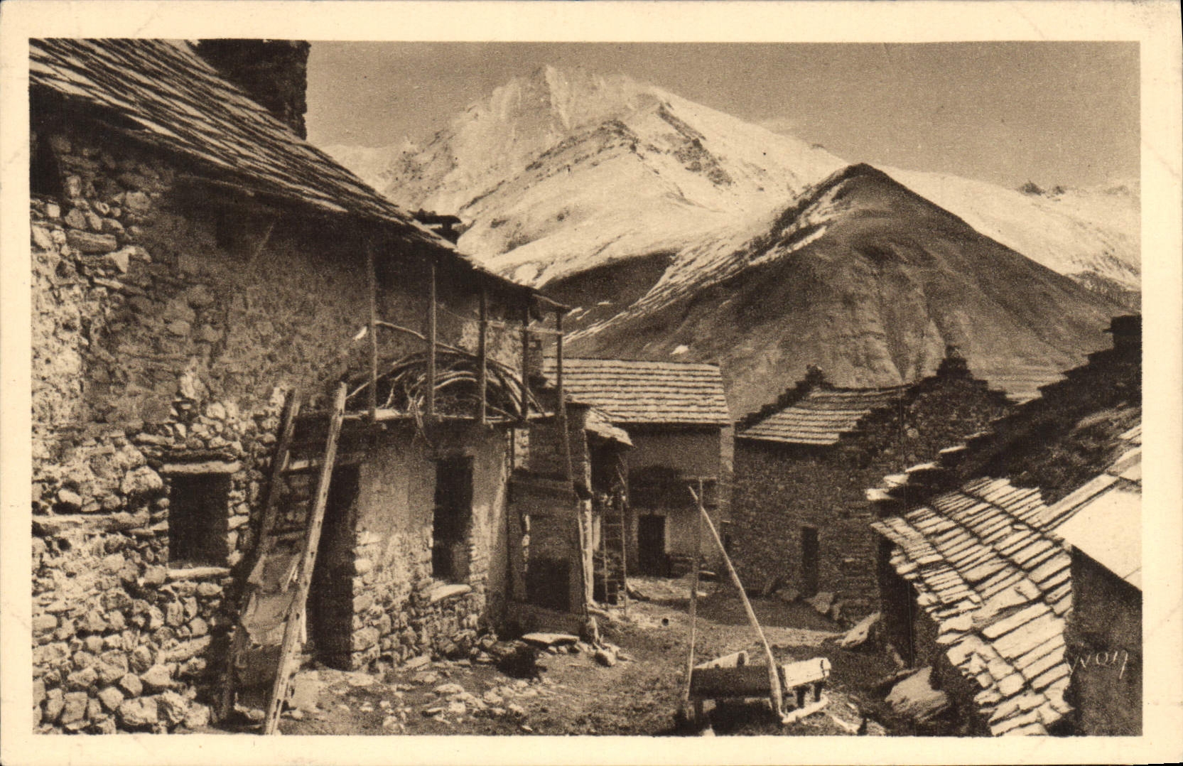 CPA La Douce France Les Alpes Vieilles Maisons du Village de Ventelon pres des Terrasses dans le fon