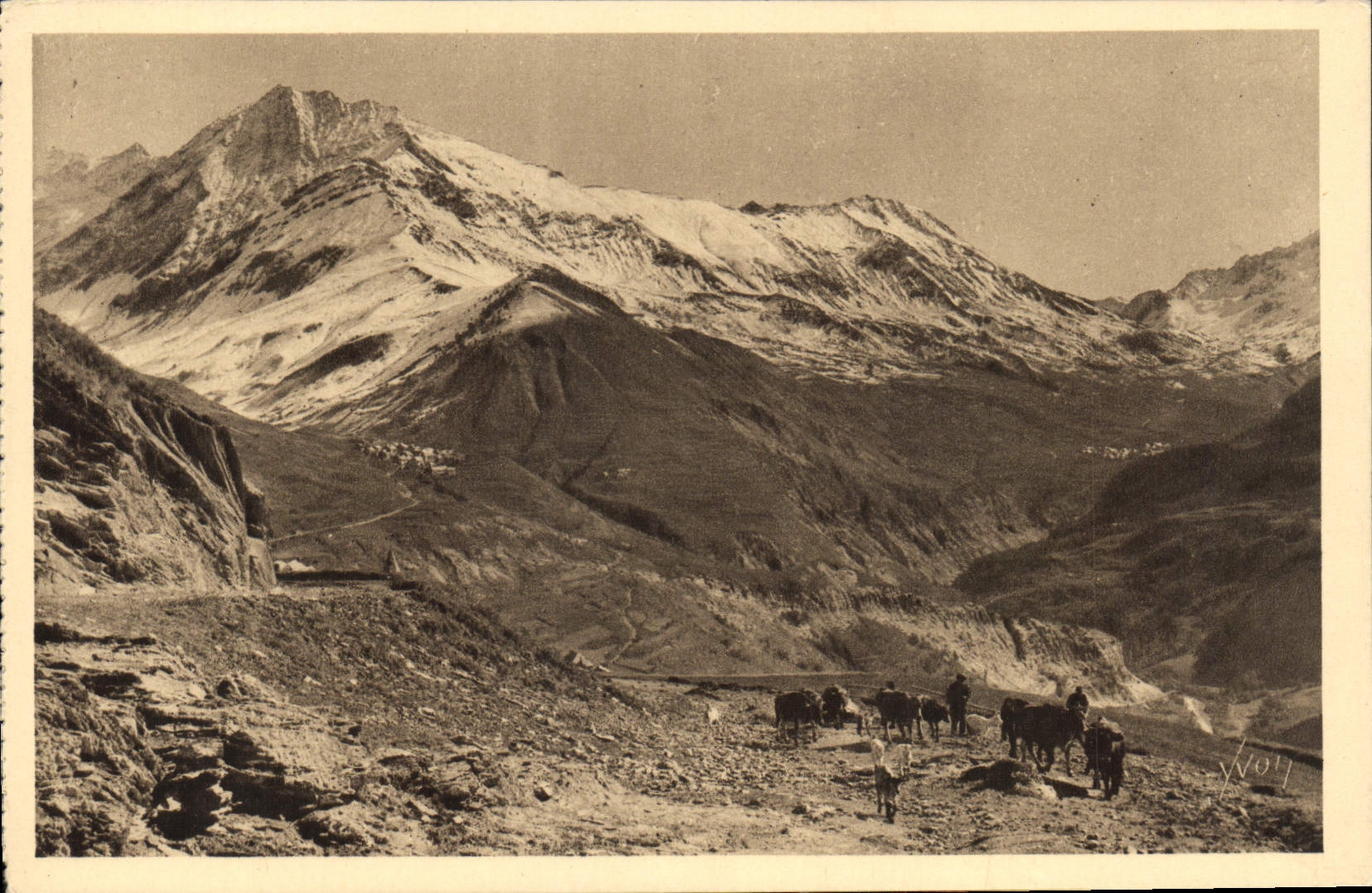 CPA La Douce France Les Alpes Sur les hauteurs du Chazelet A gauche le Massif des 3 Eveches a droite