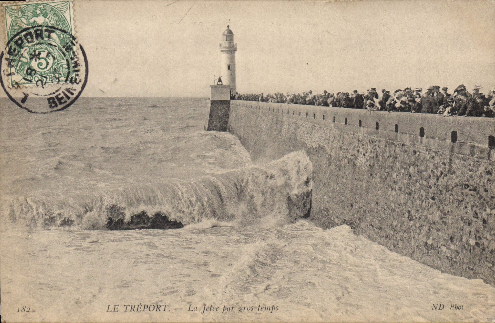 CPA Le Treport La jetee par gros temps Phare