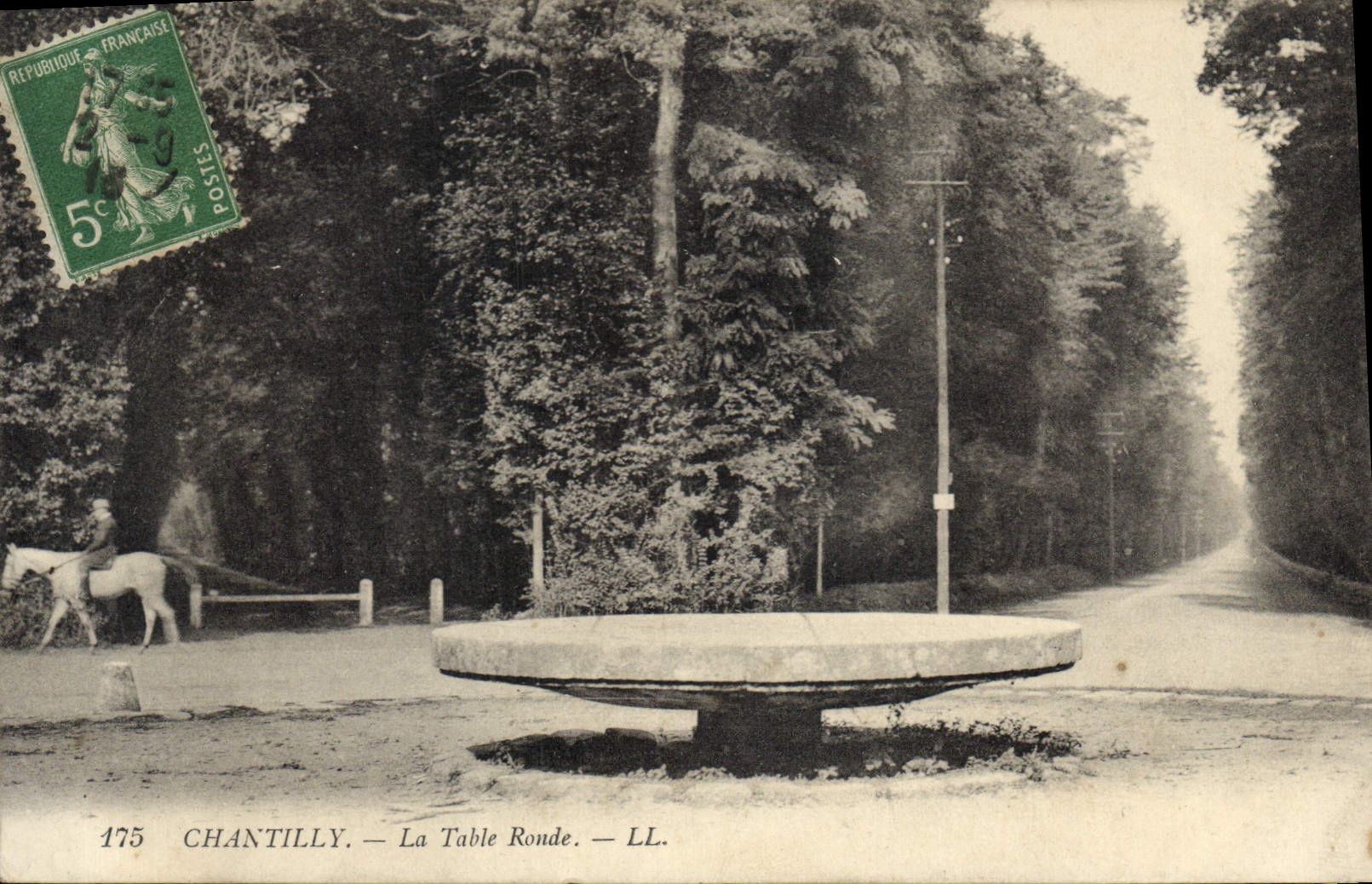 CPA Chantilly La Table Ronde 