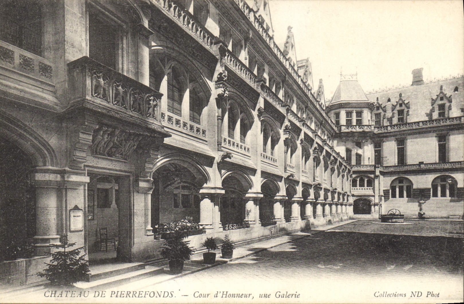 CPA Chateau de Pierrefonds Cour d'Honneur une Galerie