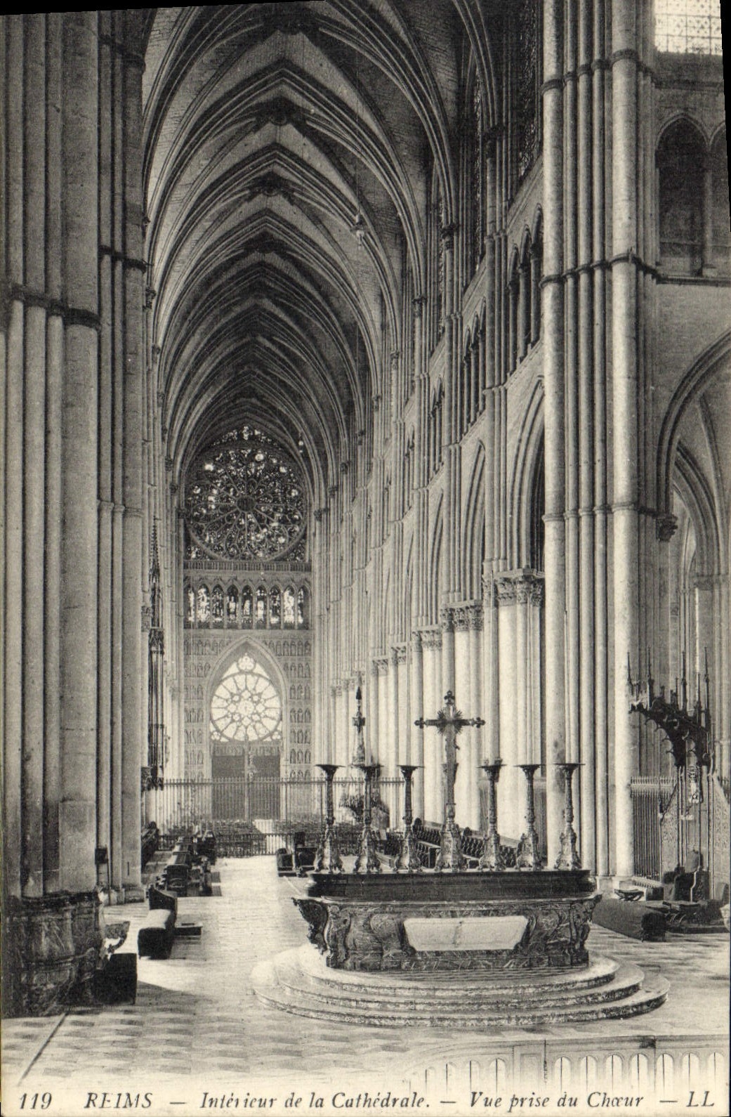 CPA Reims Interieur de la Cathedrale Vue prise du Choeur