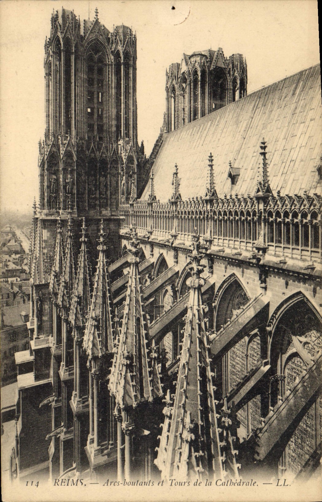 CPA Reims Arcs boufants et Tours de la Cathedrale 