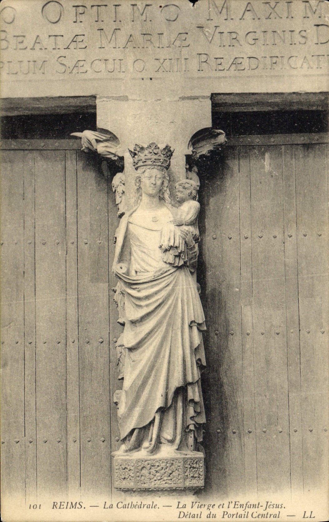 CPA Reims La Cathedrale La Vierge et l'Enfant Jesus Detail du Portail central 
